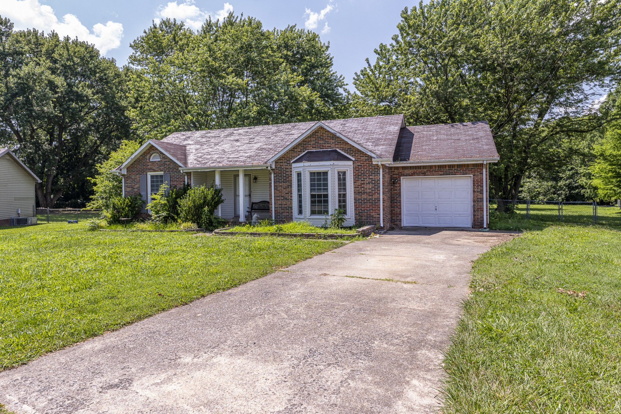 739 Gardendale Ln Property Photo 2