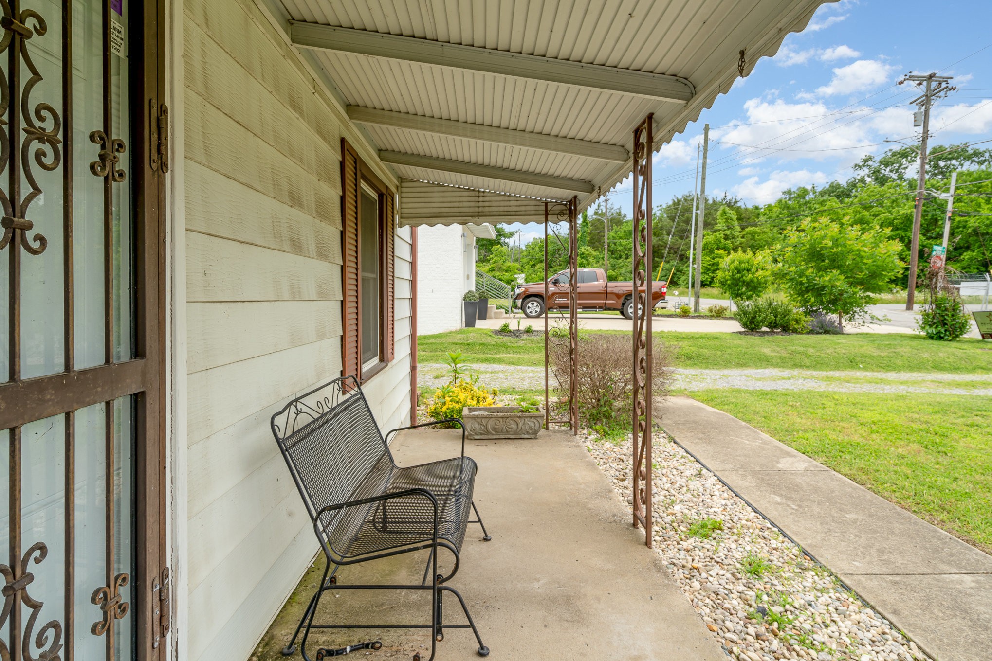 942 Youngs Ln Property Photo 3