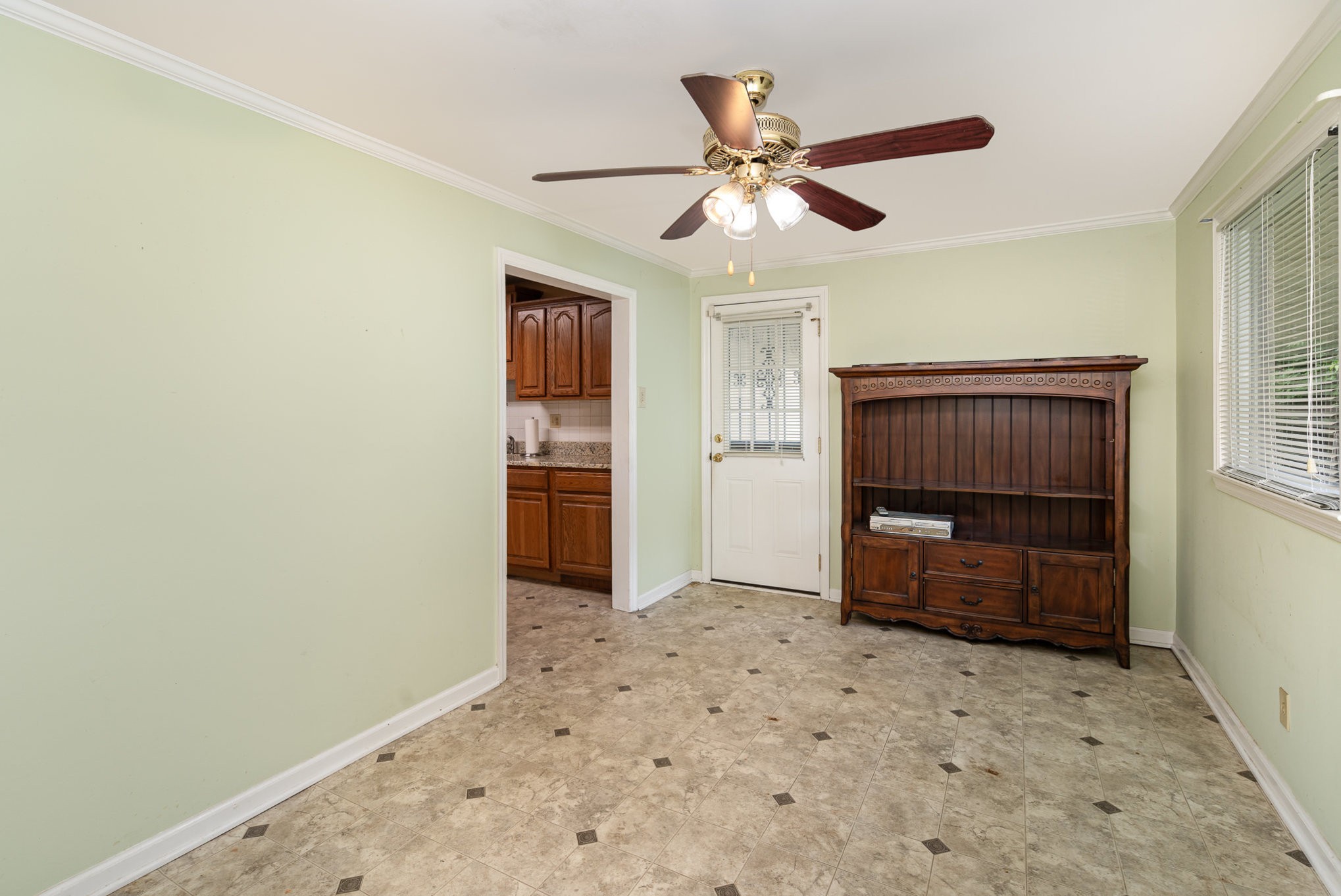 942 Youngs Ln Property Photo 8