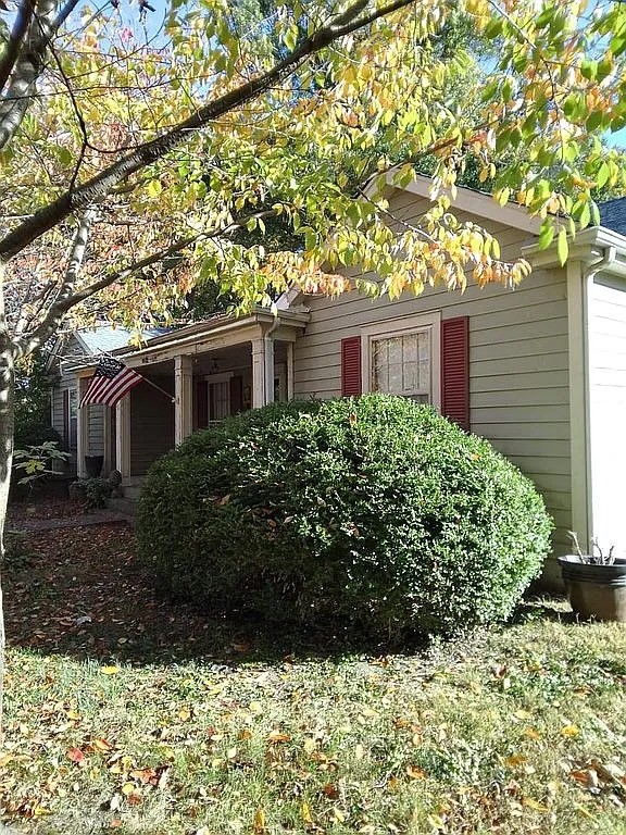1802 Glen Oaks Ln Property Photo 1