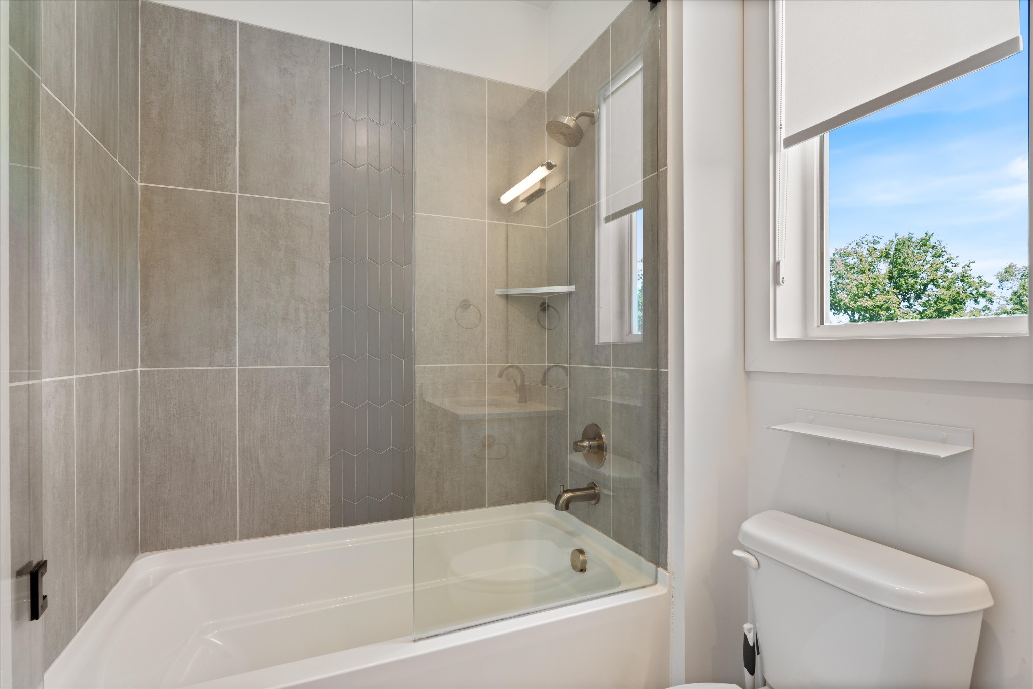 1041 E Trinity Ln Property Photo 11
