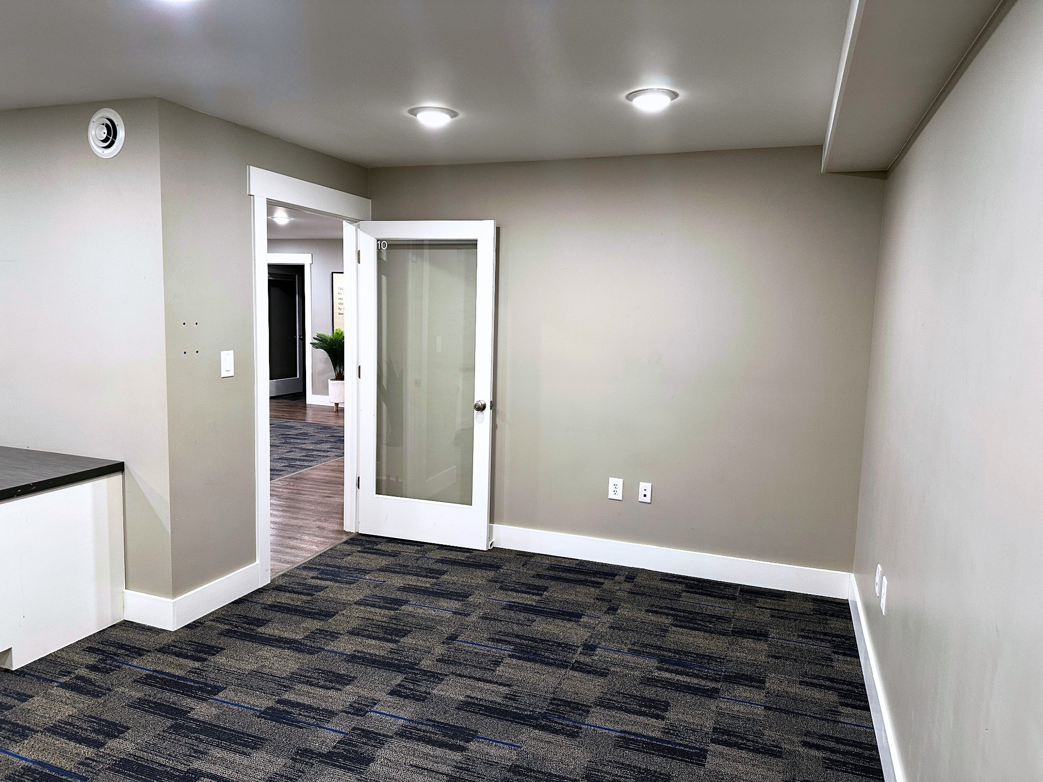 1811 Memorial Cir Suite 10 Property Photo 3