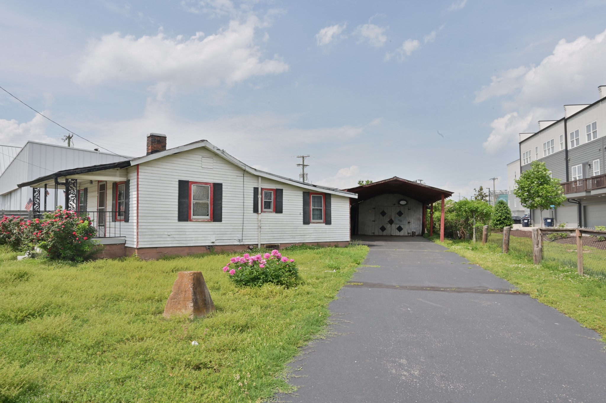 5900 California Ave Property Photo 3