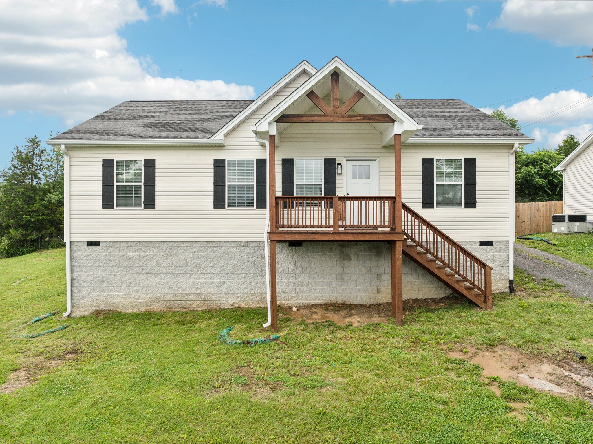 125 Vivian Ln Property Photo 1