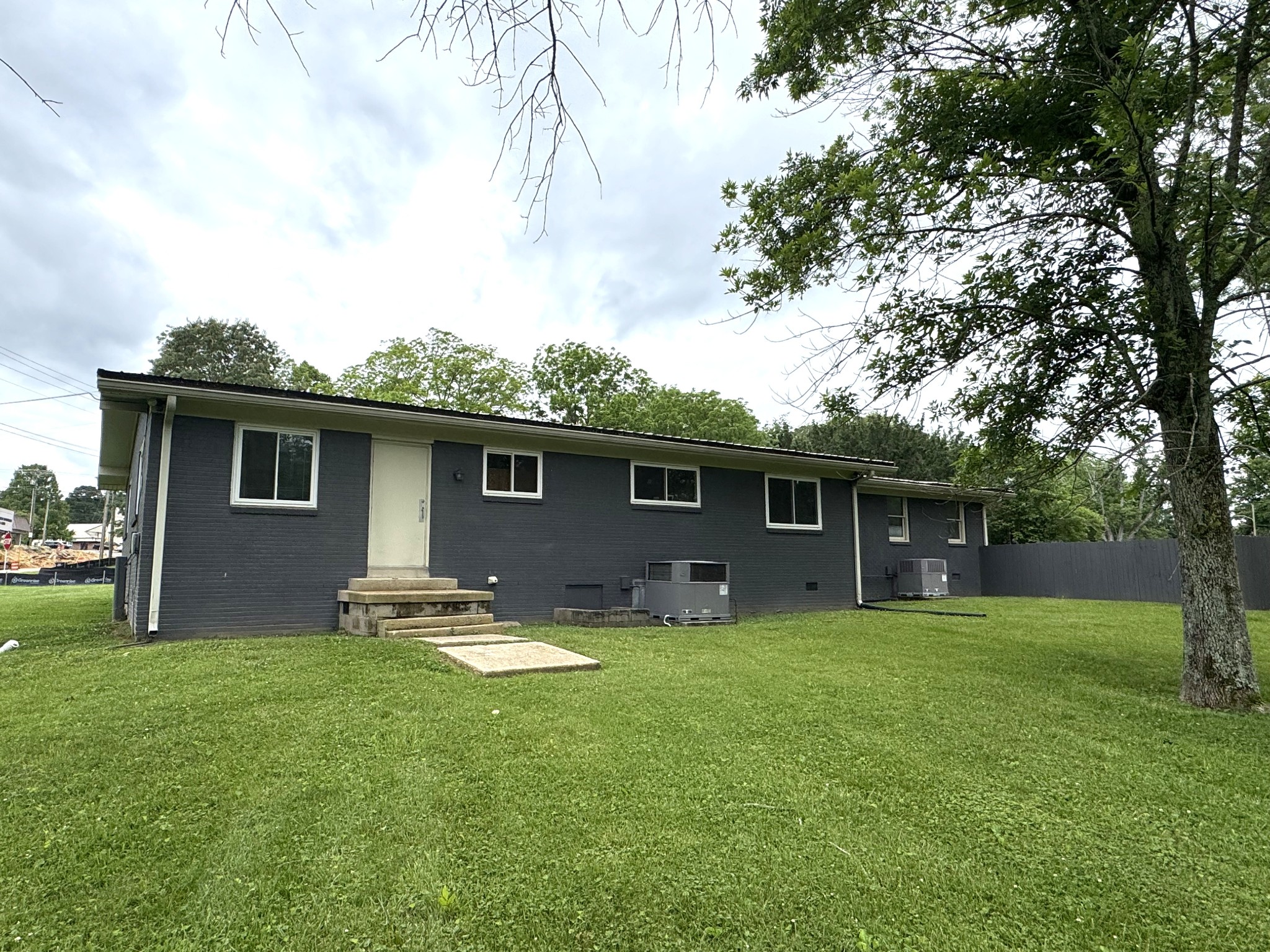 800 Maplehill Dr Property Photo 2