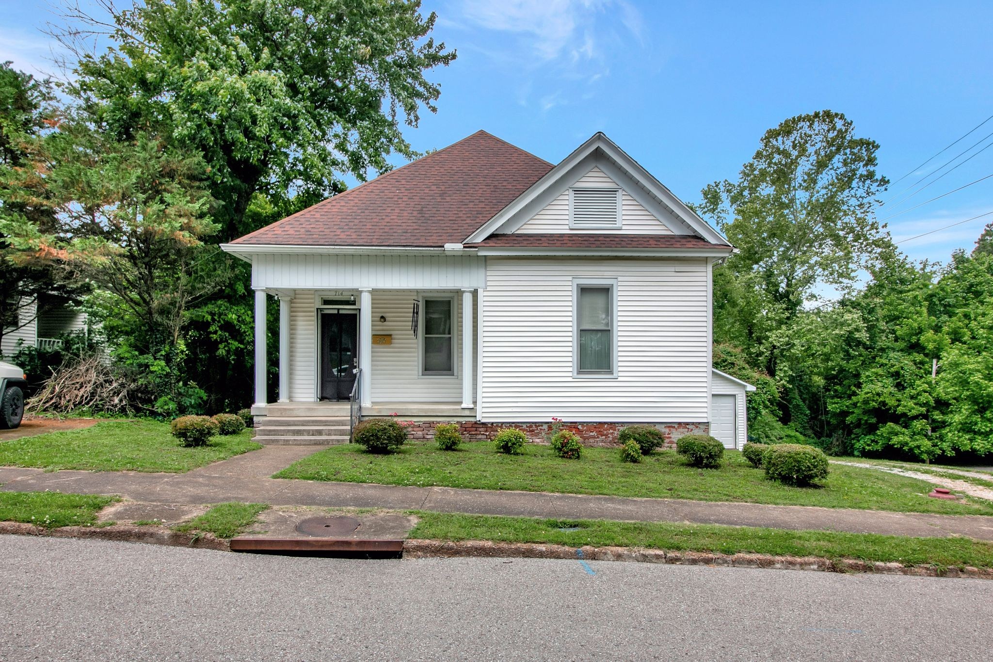 714 N Poplar St Property Photo 1