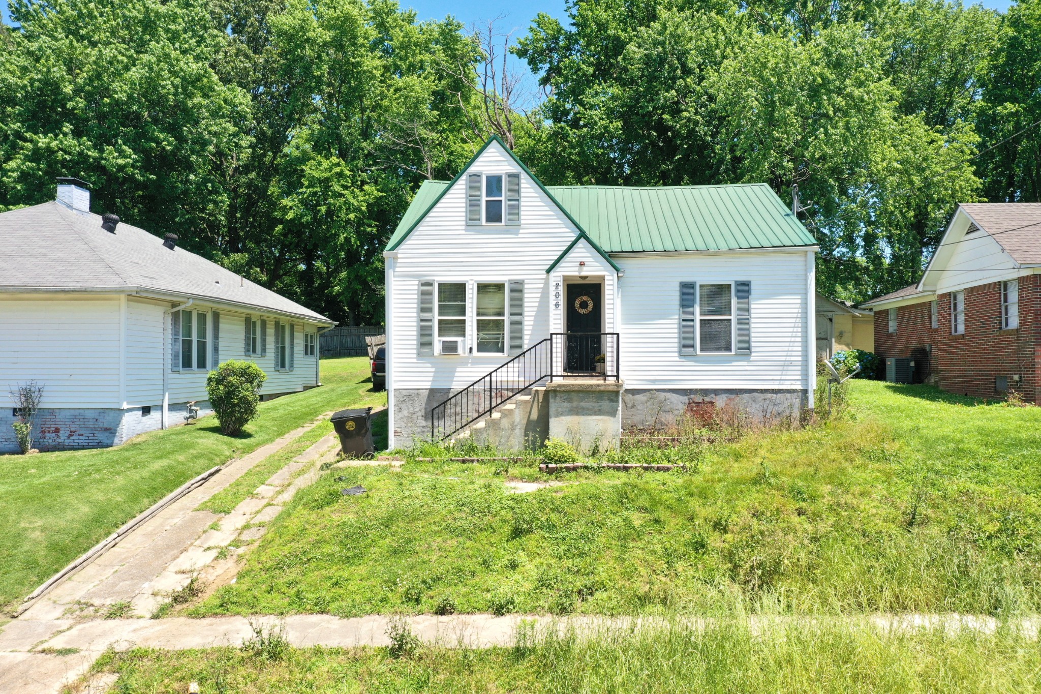206 Broadway Ave