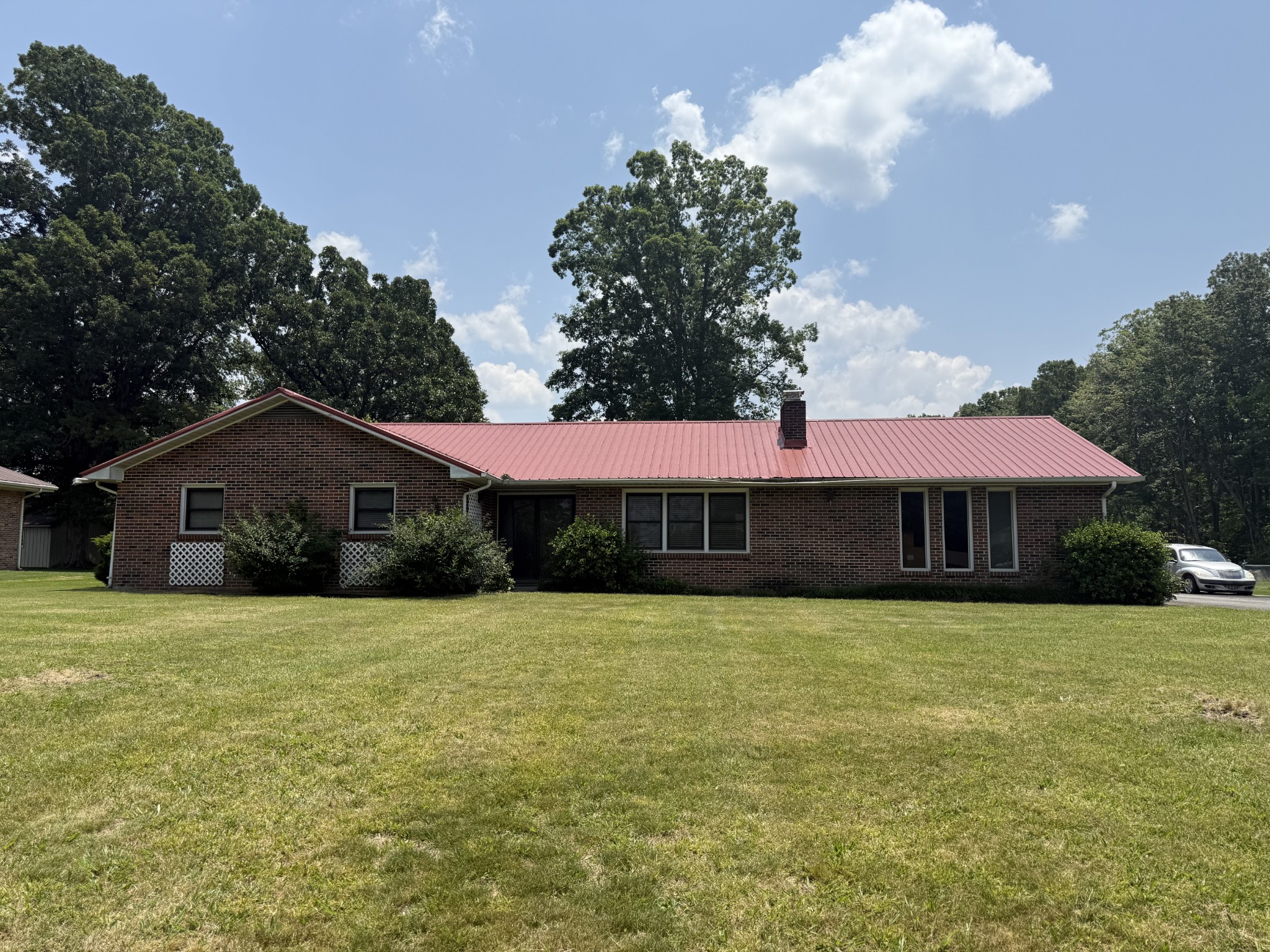 1221 Hillcrest Dr Property Photo 2