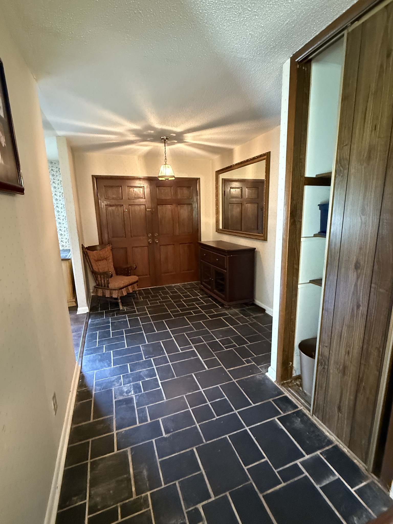 1221 Hillcrest Dr Property Photo 3