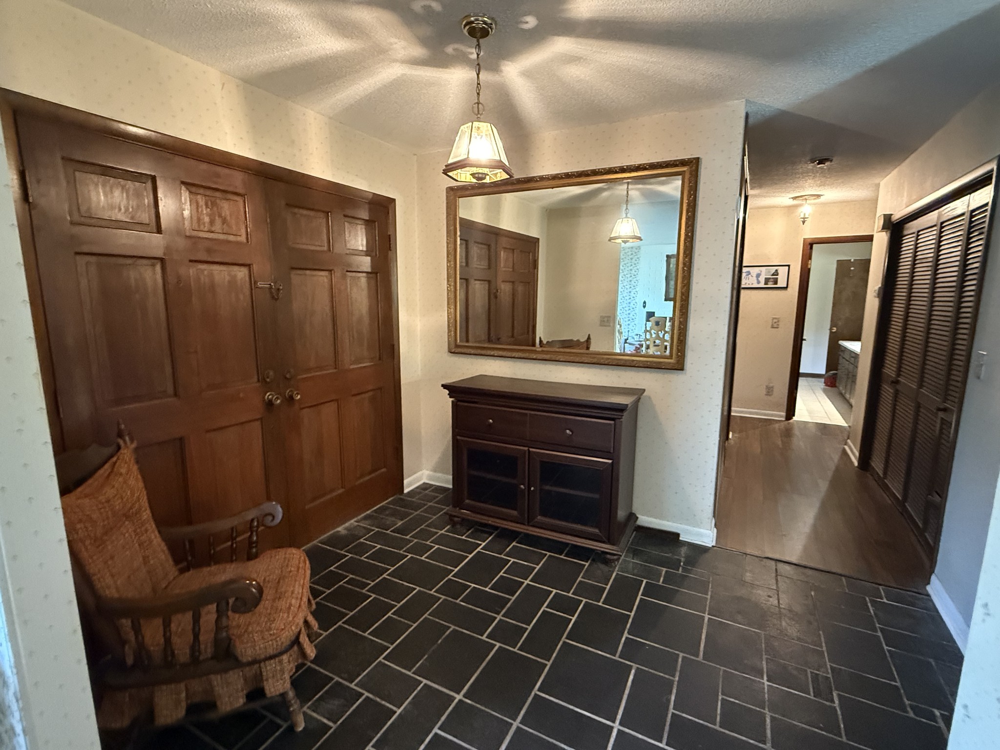 1221 Hillcrest Dr Property Photo 4