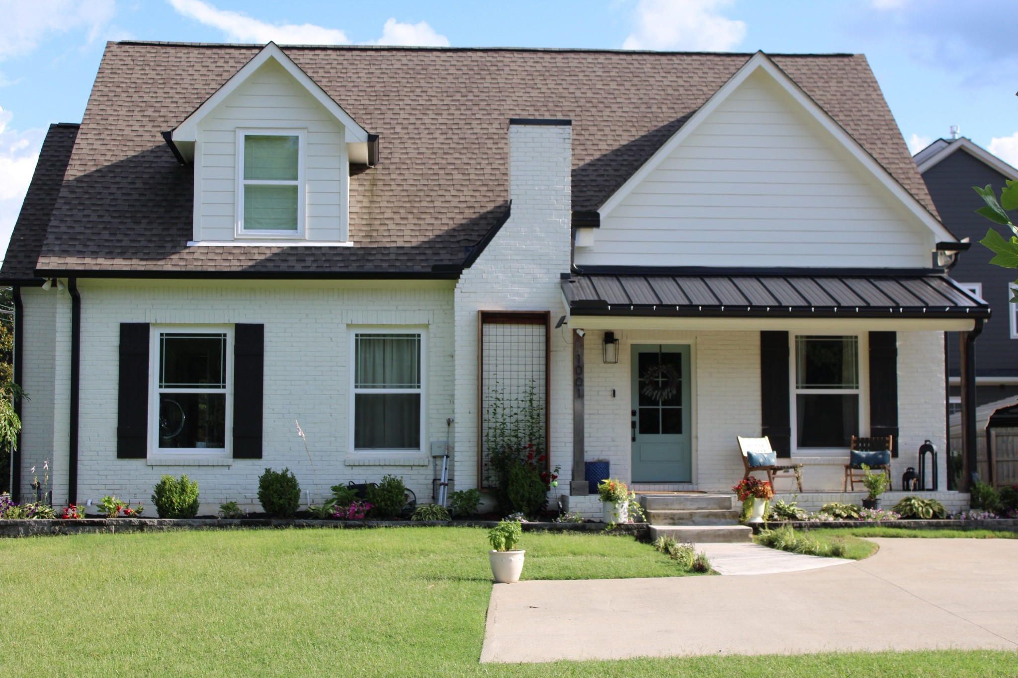 1001 Graybar Ln Property Photo 1
