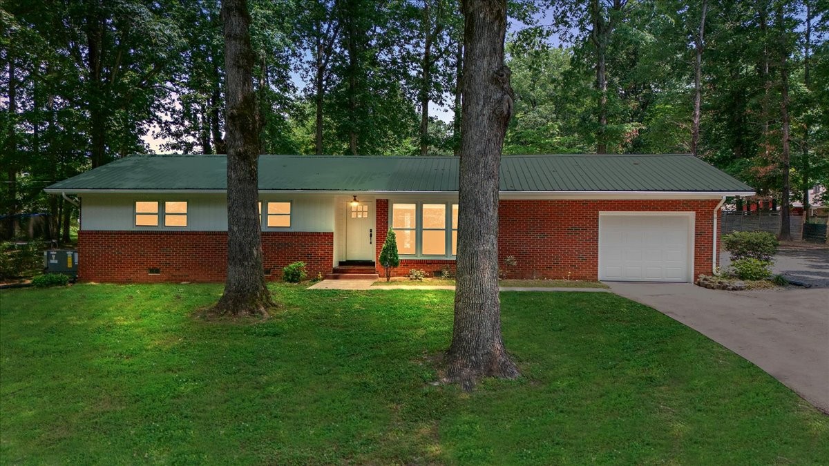 304 Oakwood Dr Property Photo 1