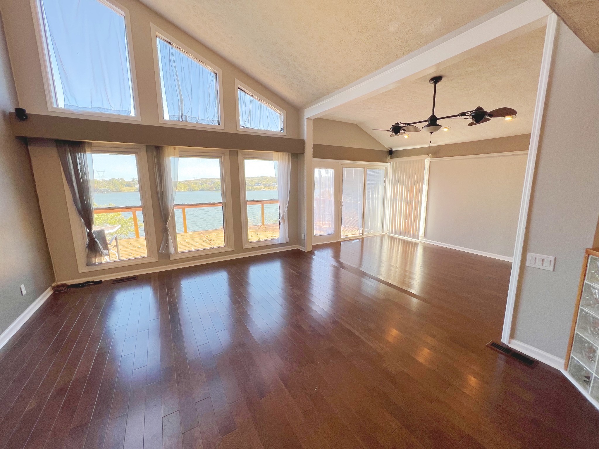 1068 Hickory Harbor Dr Property Photo 3