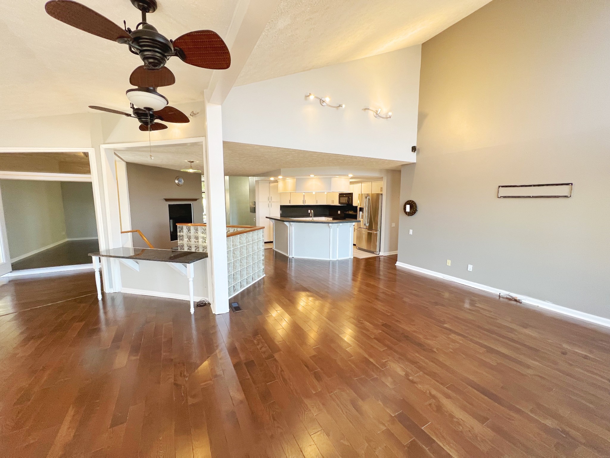 1068 Hickory Harbor Dr Property Photo 4