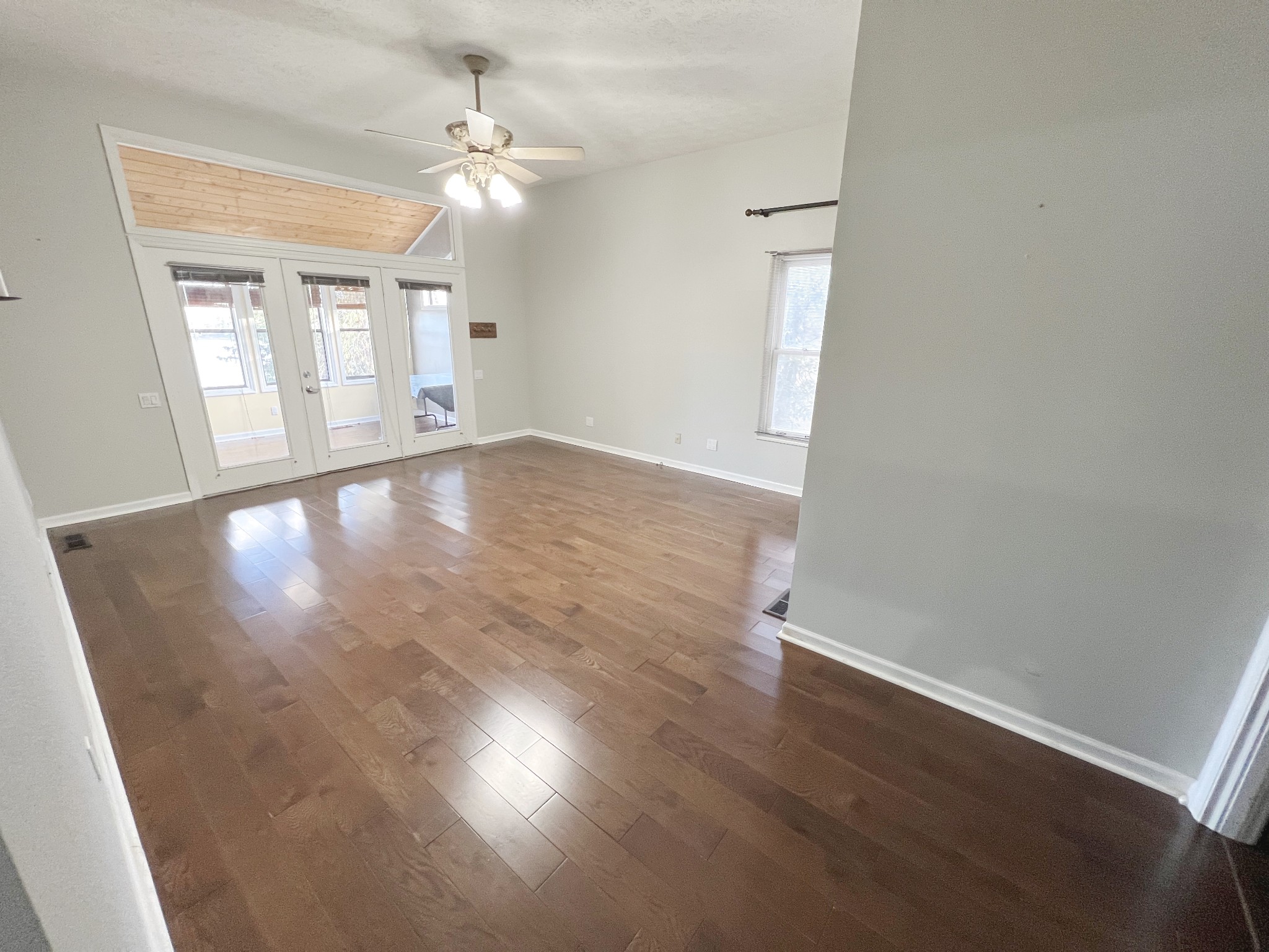 1068 Hickory Harbor Dr Property Photo 9