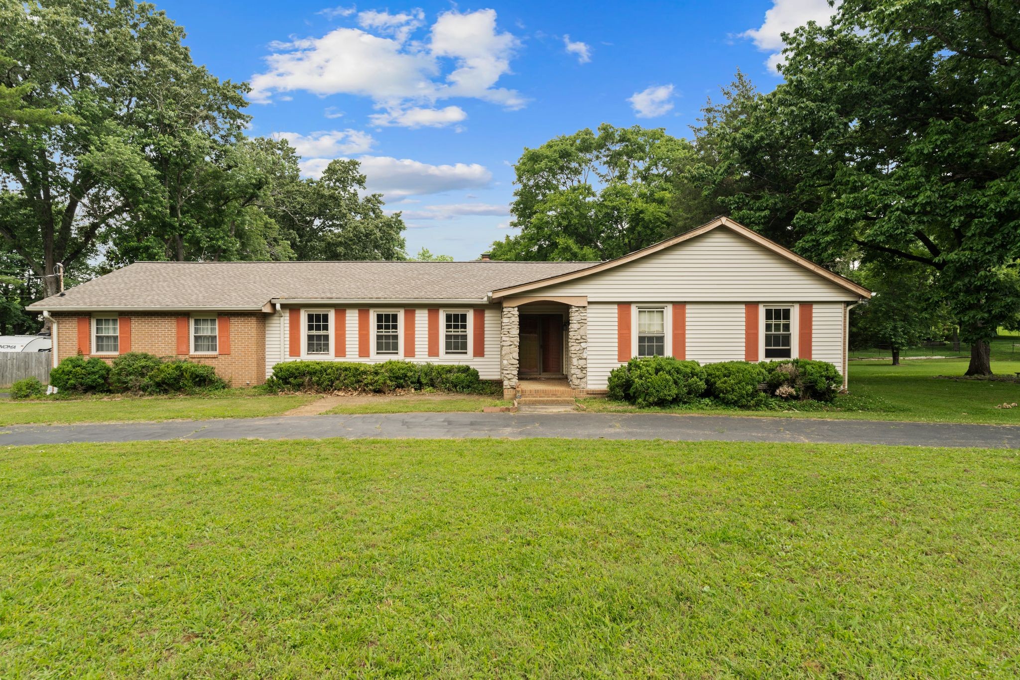 1011 Hickory Harbor Dr Property Photo 2