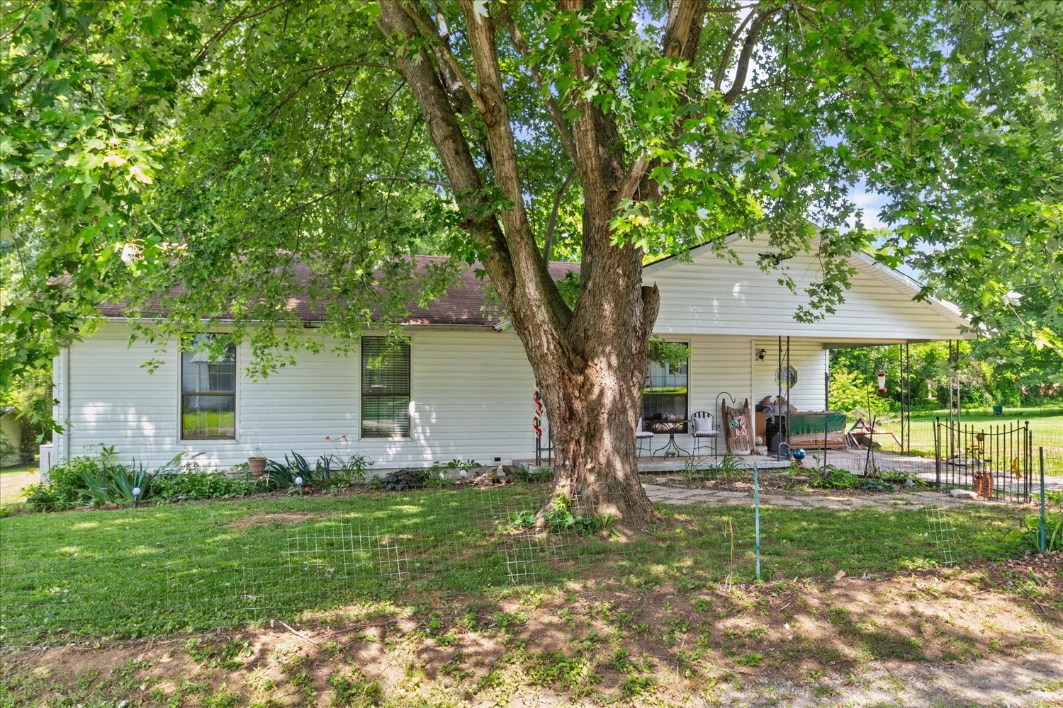 114 Elm St Property Photo 1