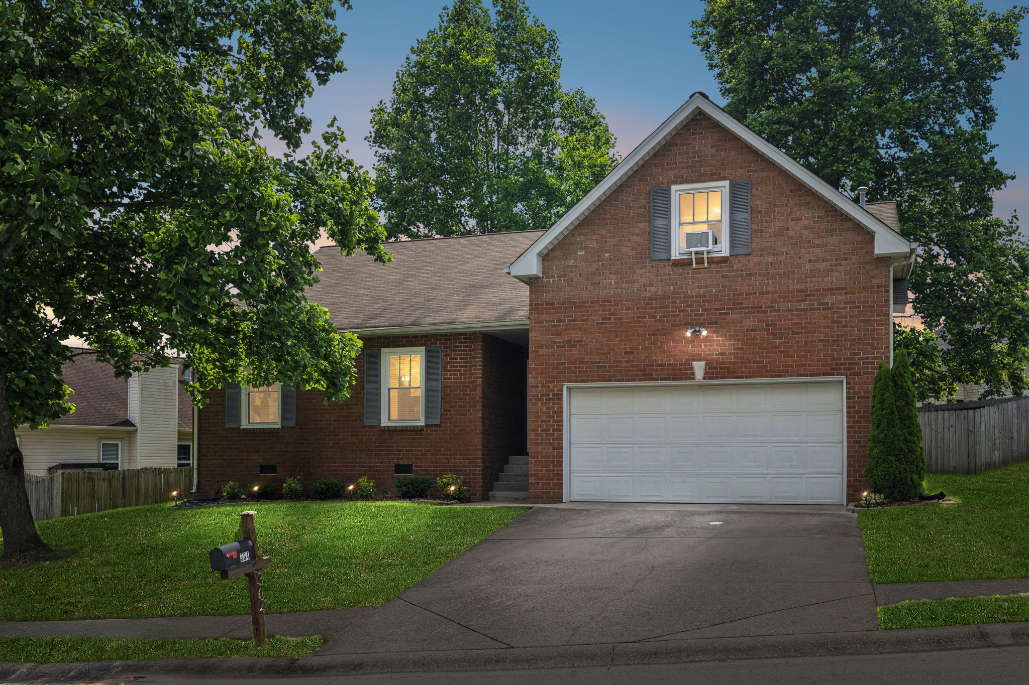 304 Roslyn Ct Property Photo 1