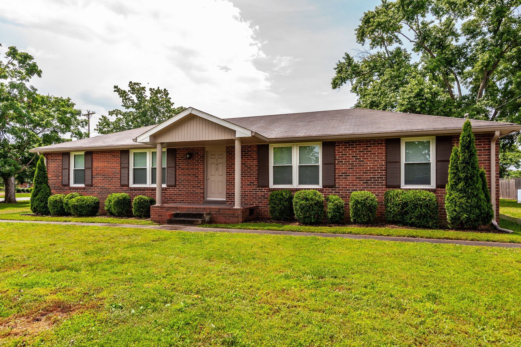 142B Iris Dr Property Photo 1