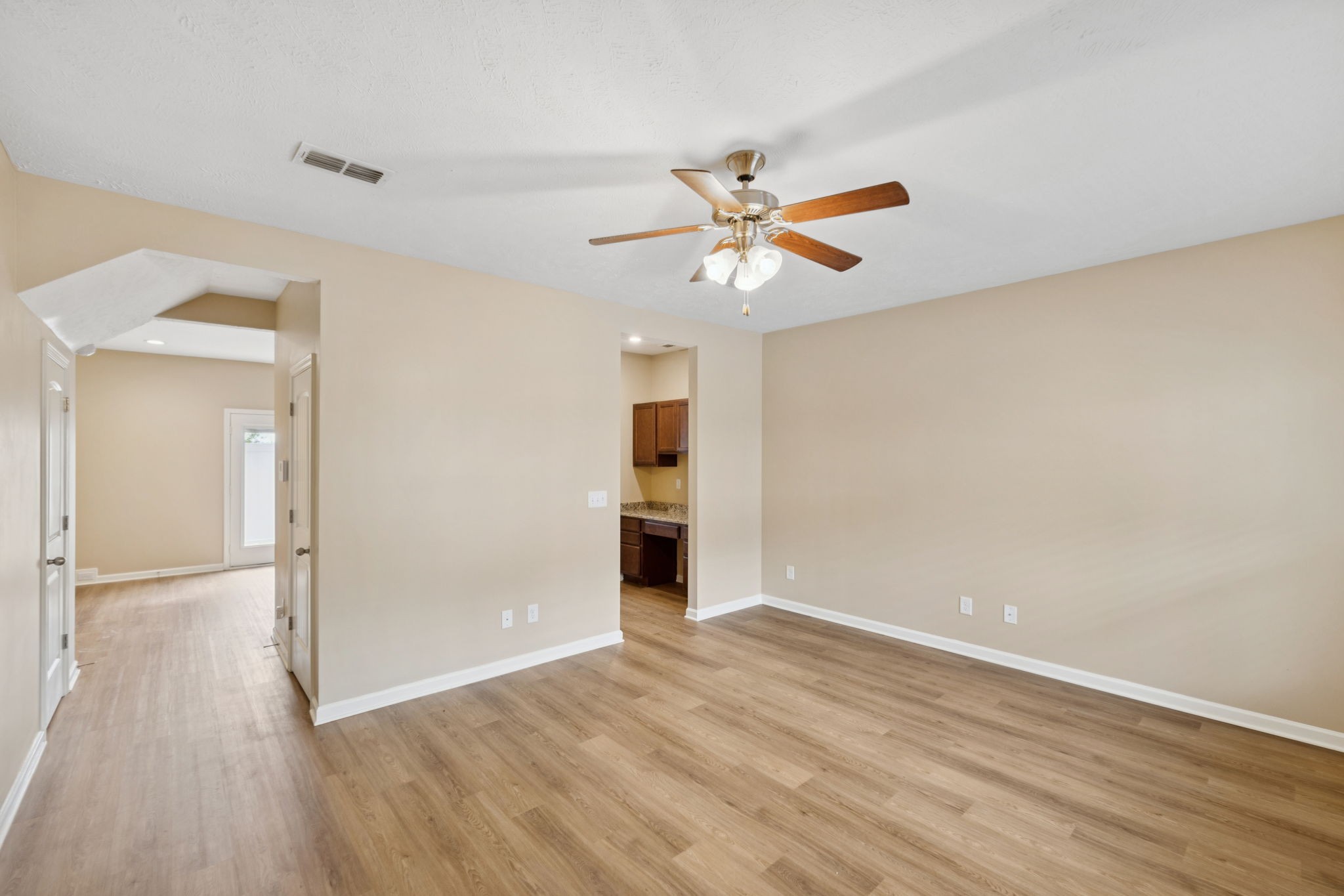 1746 Sprucedale Dr Property Photo 3