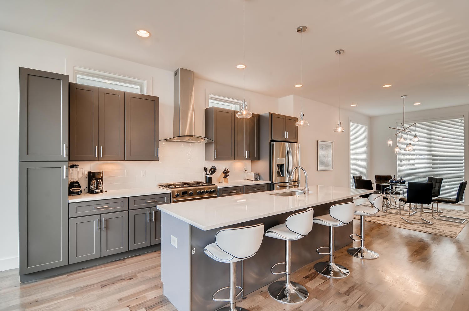 2725 Westwood Dr Property Photo 2