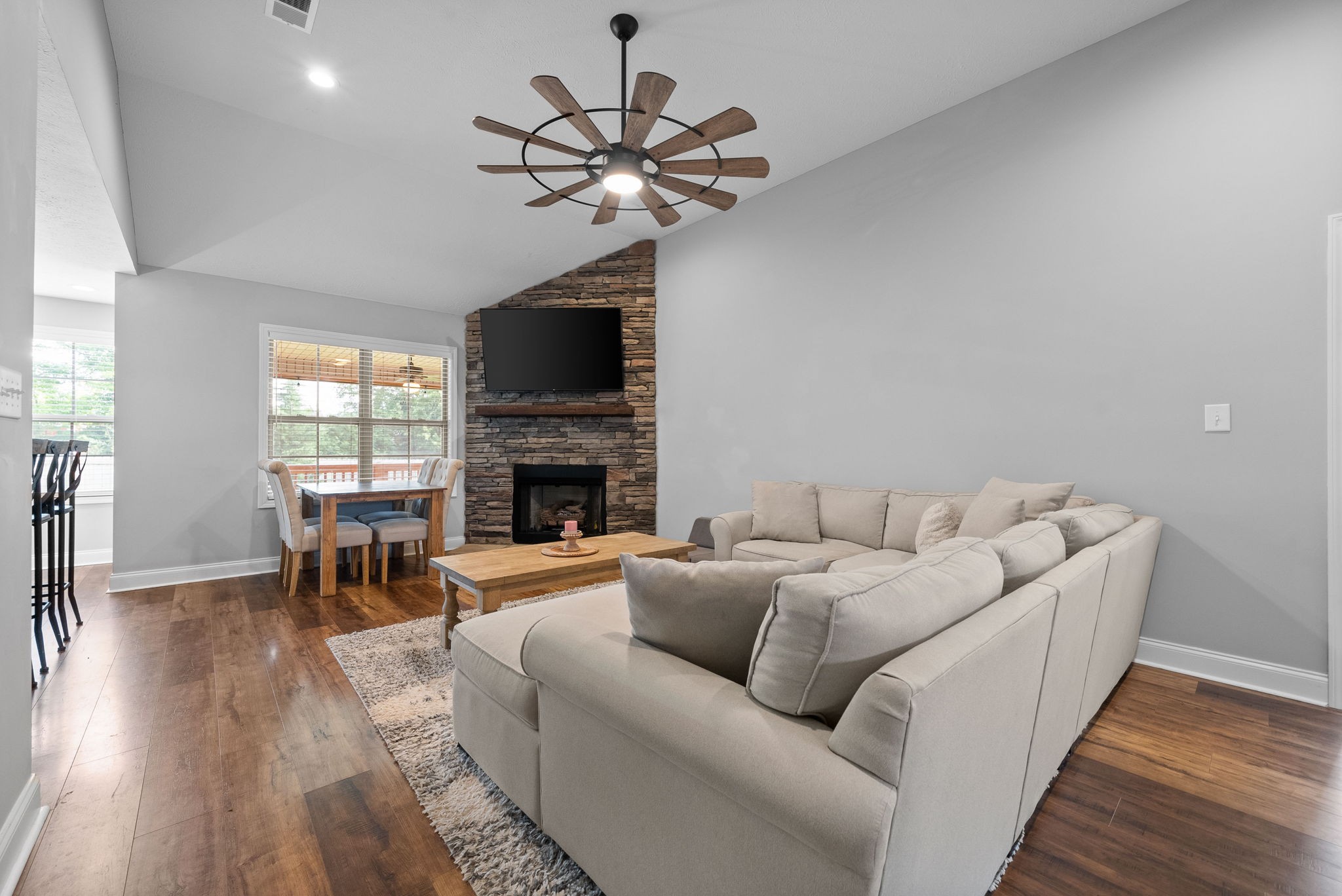 211 Sambar Dr Property Photo 4