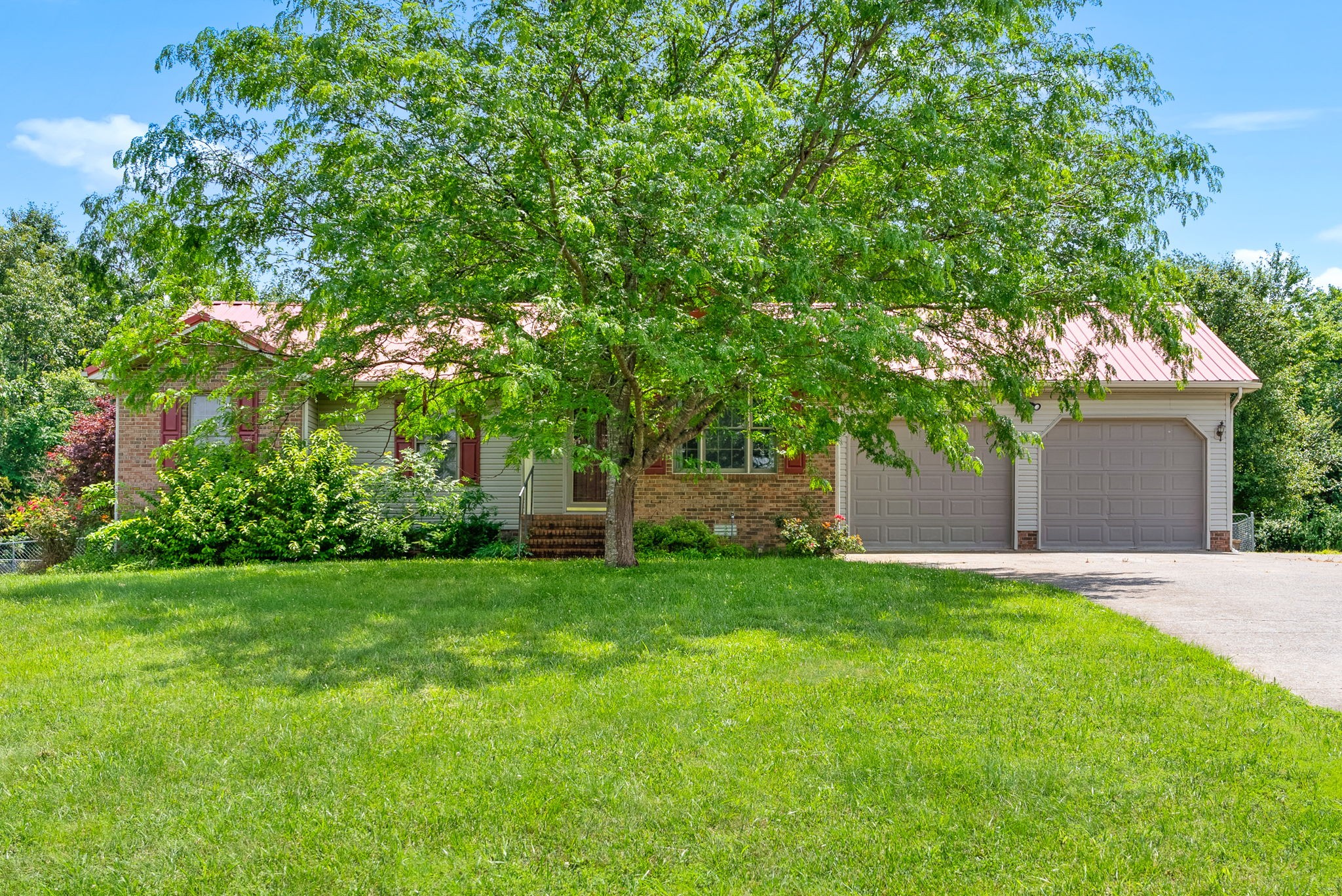 332 Meadowbrook Dr Property Photo 1