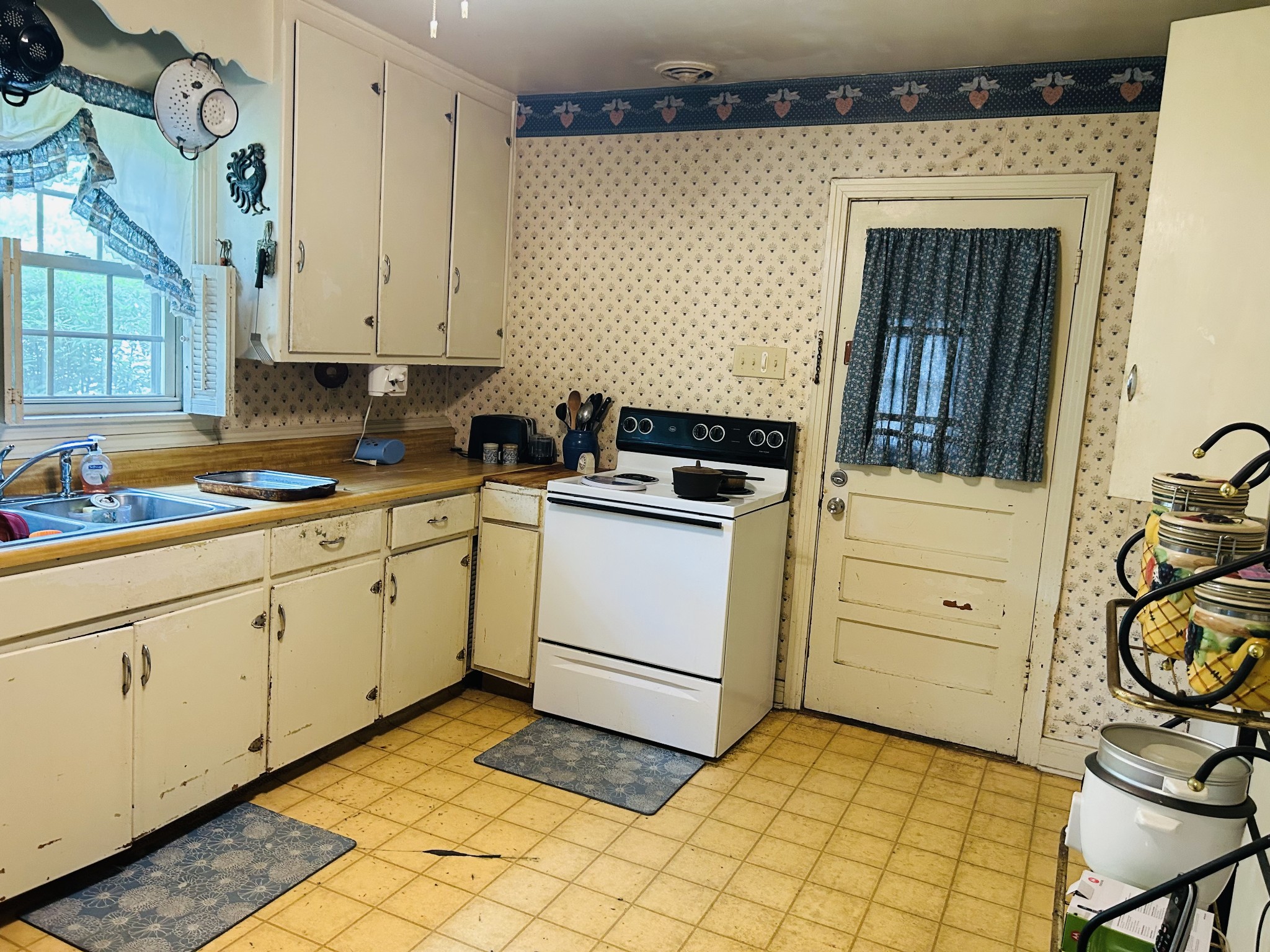 1102 Manor Rd Property Photo 7