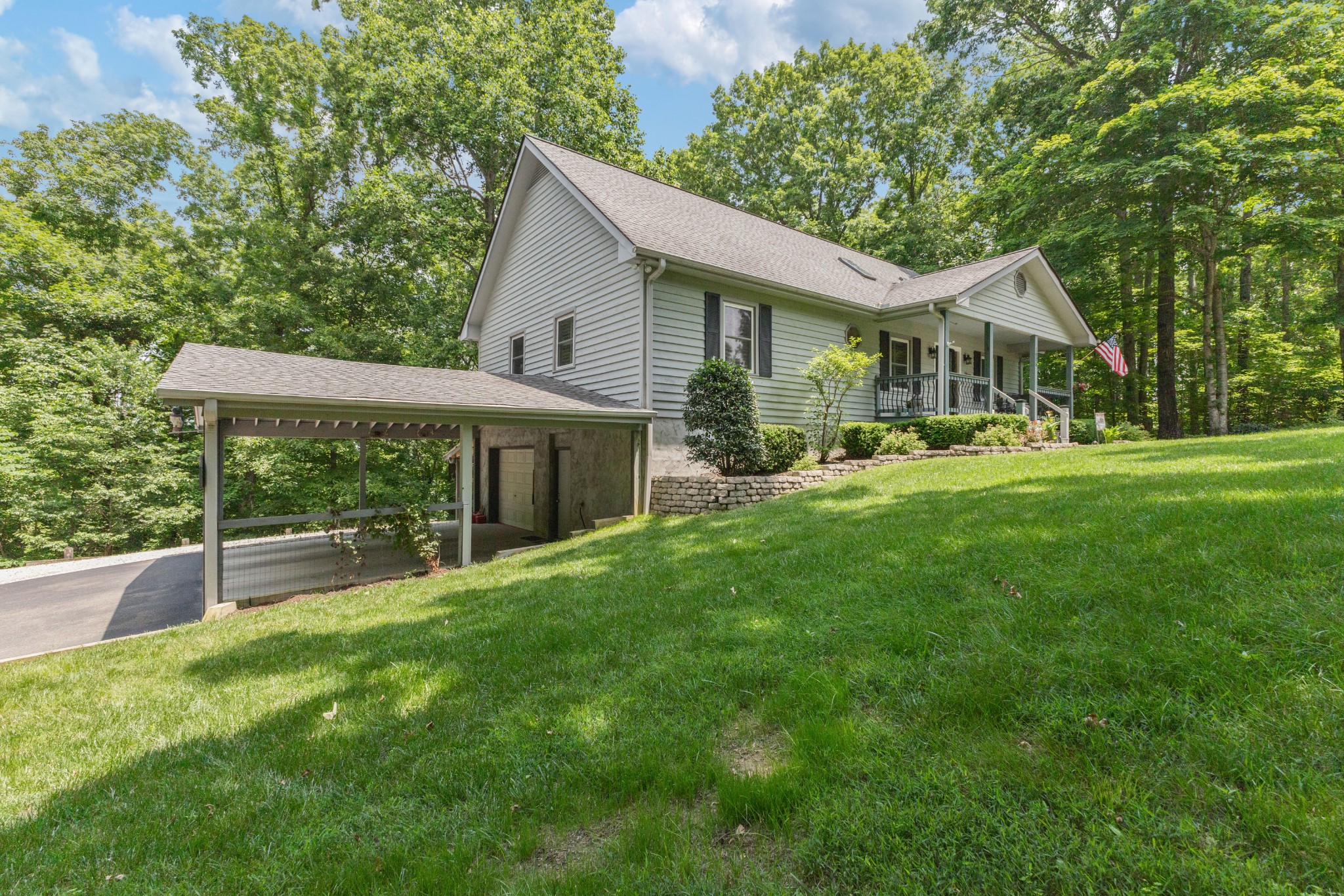 1006 Blackburn Ct Property Photo 3