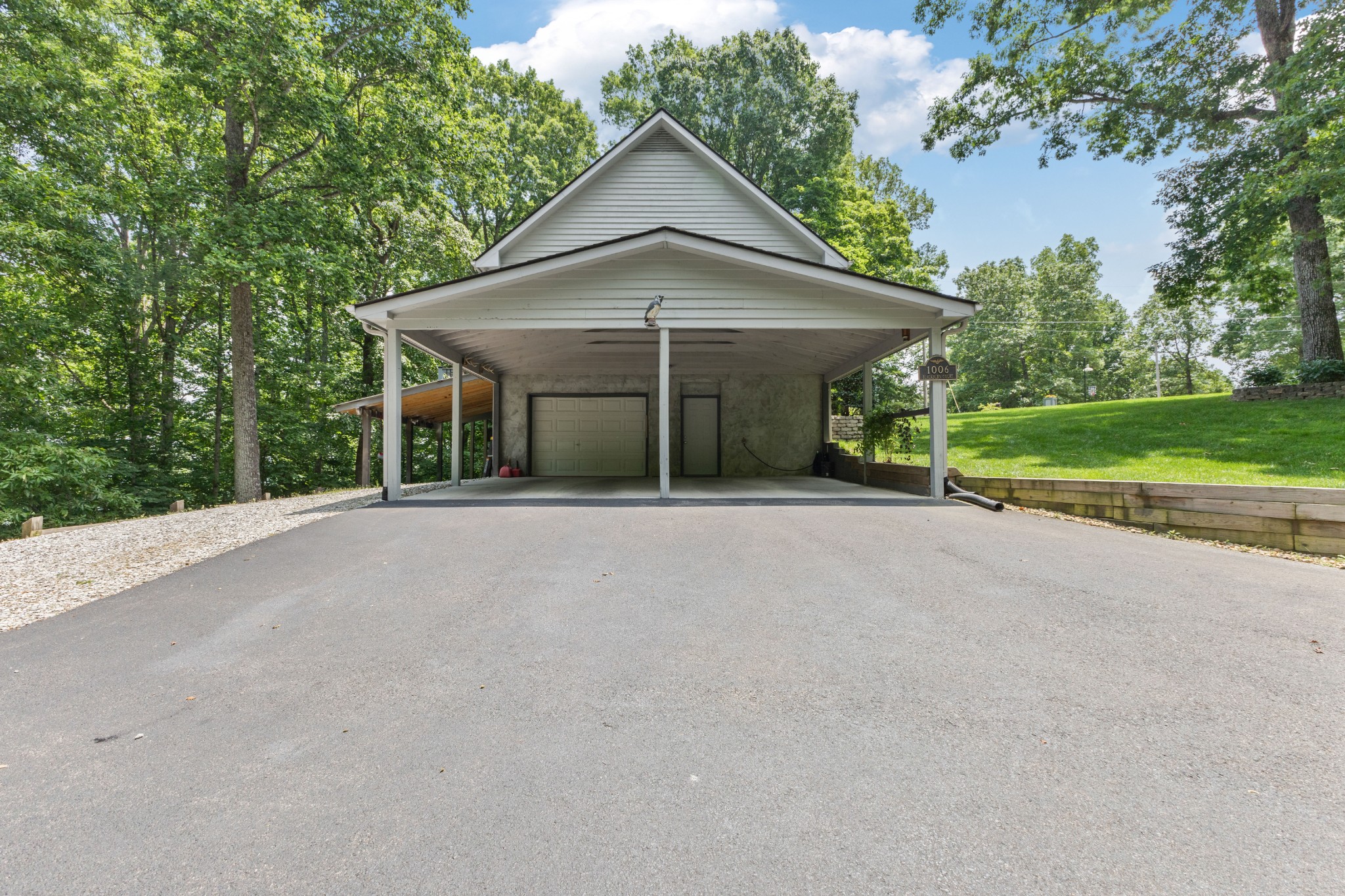 1006 Blackburn Ct Property Photo 4