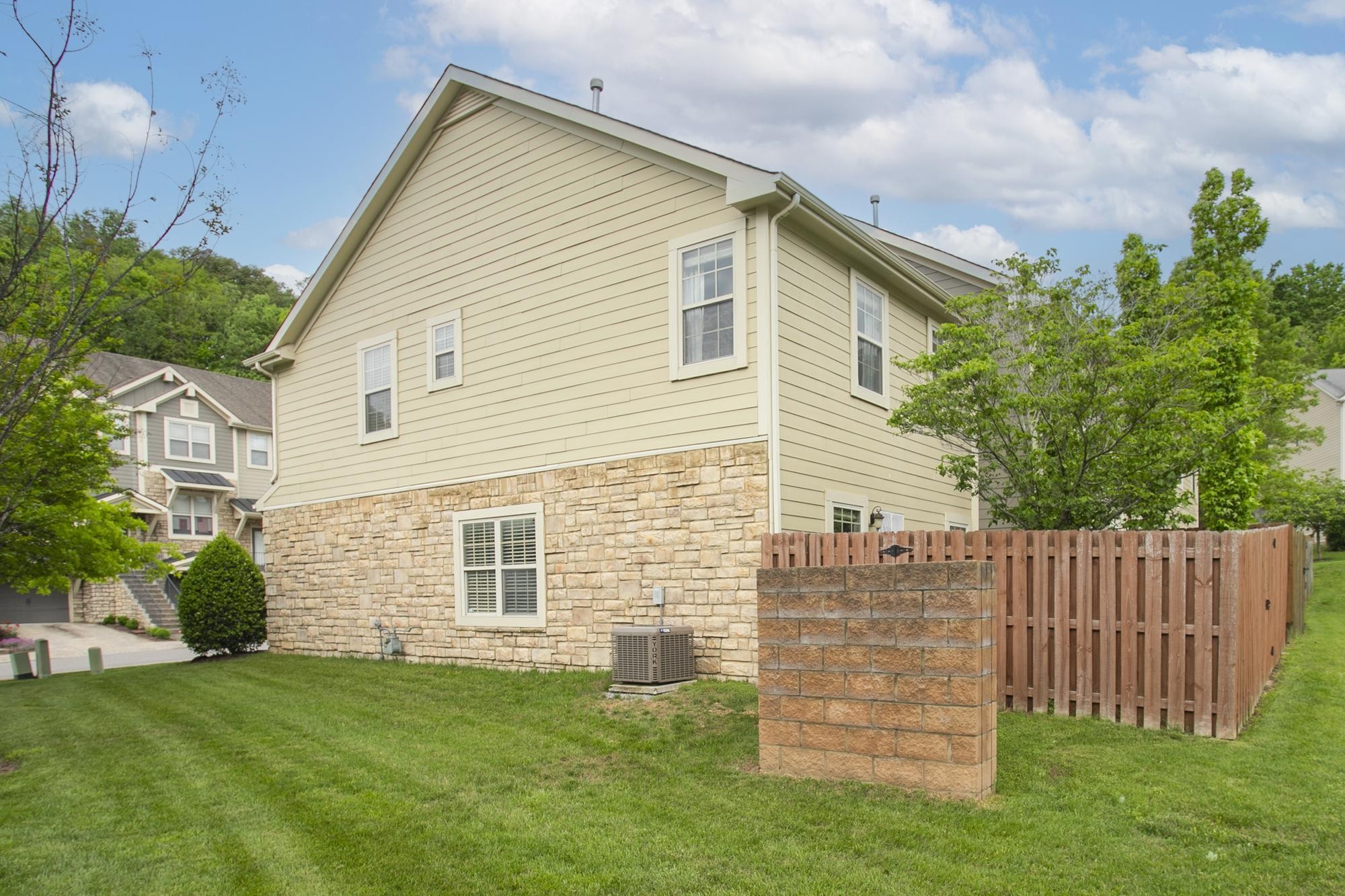 1040 Woodbury Falls Dr Property Photo 27