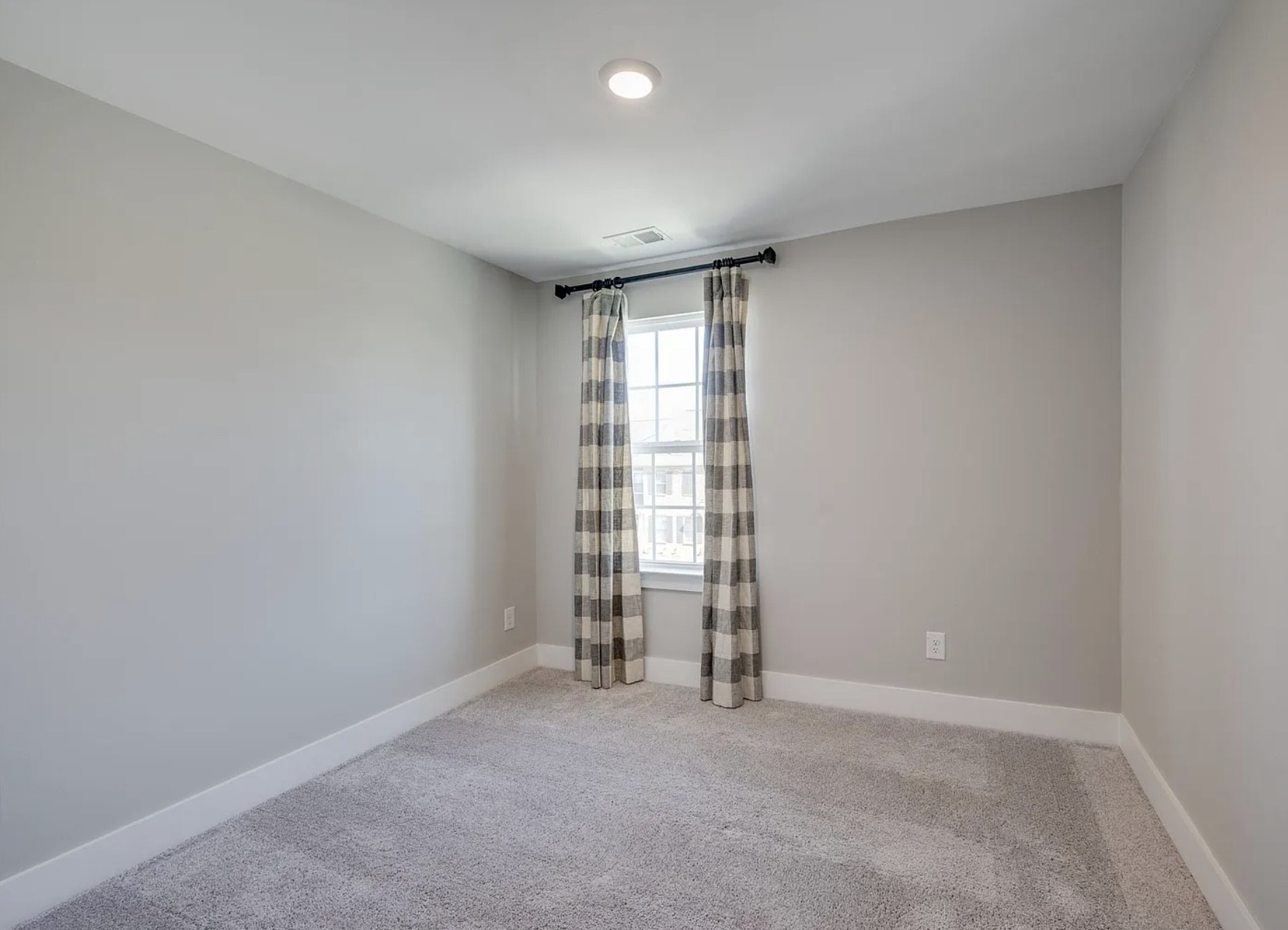 135 Grandstand Blvd Property Photo 18