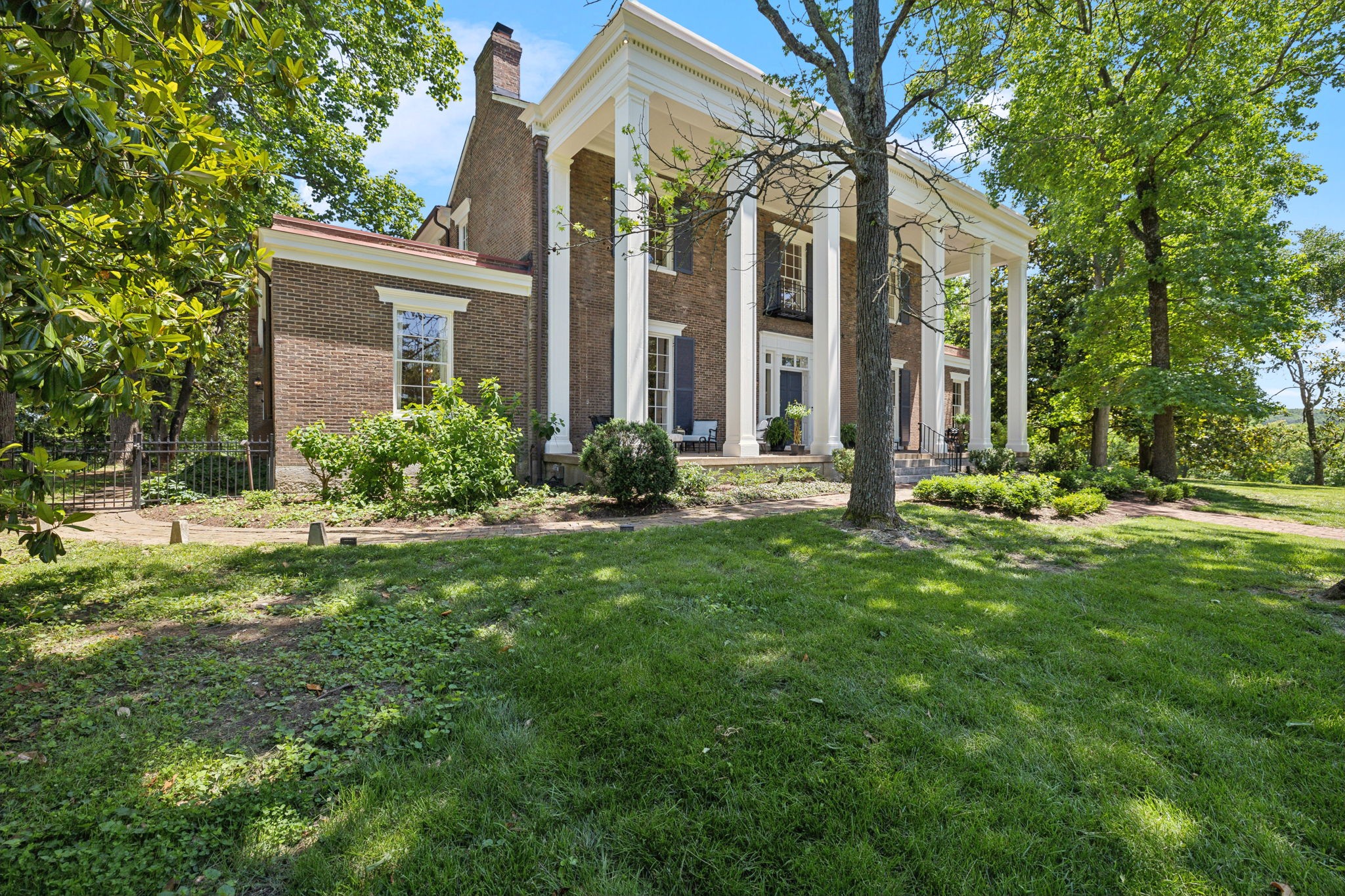 1800 Grey Pointe Dr Property Photo 3