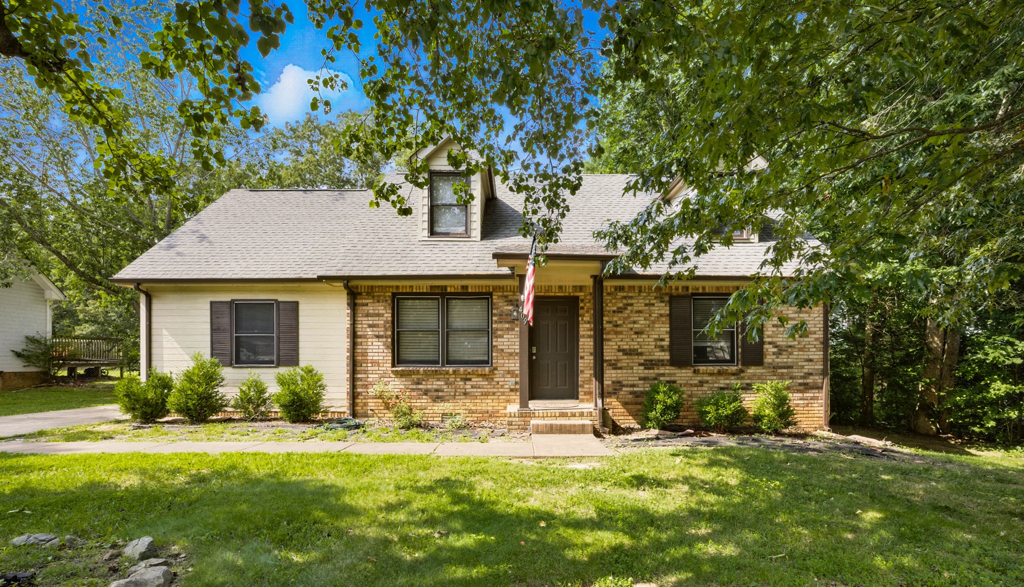 409 Spencer Ln Property Photo 1