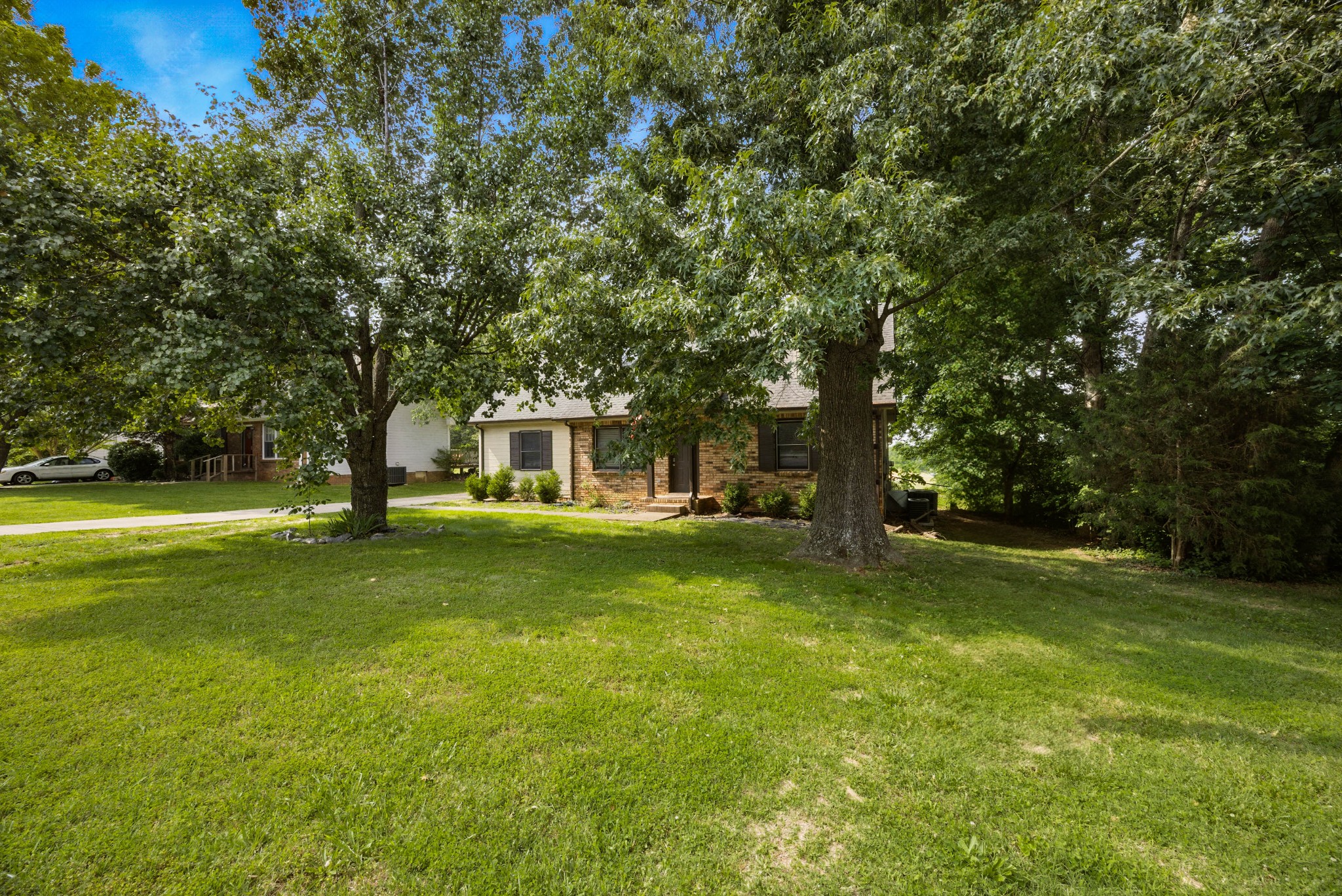 409 Spencer Ln Property Photo 4