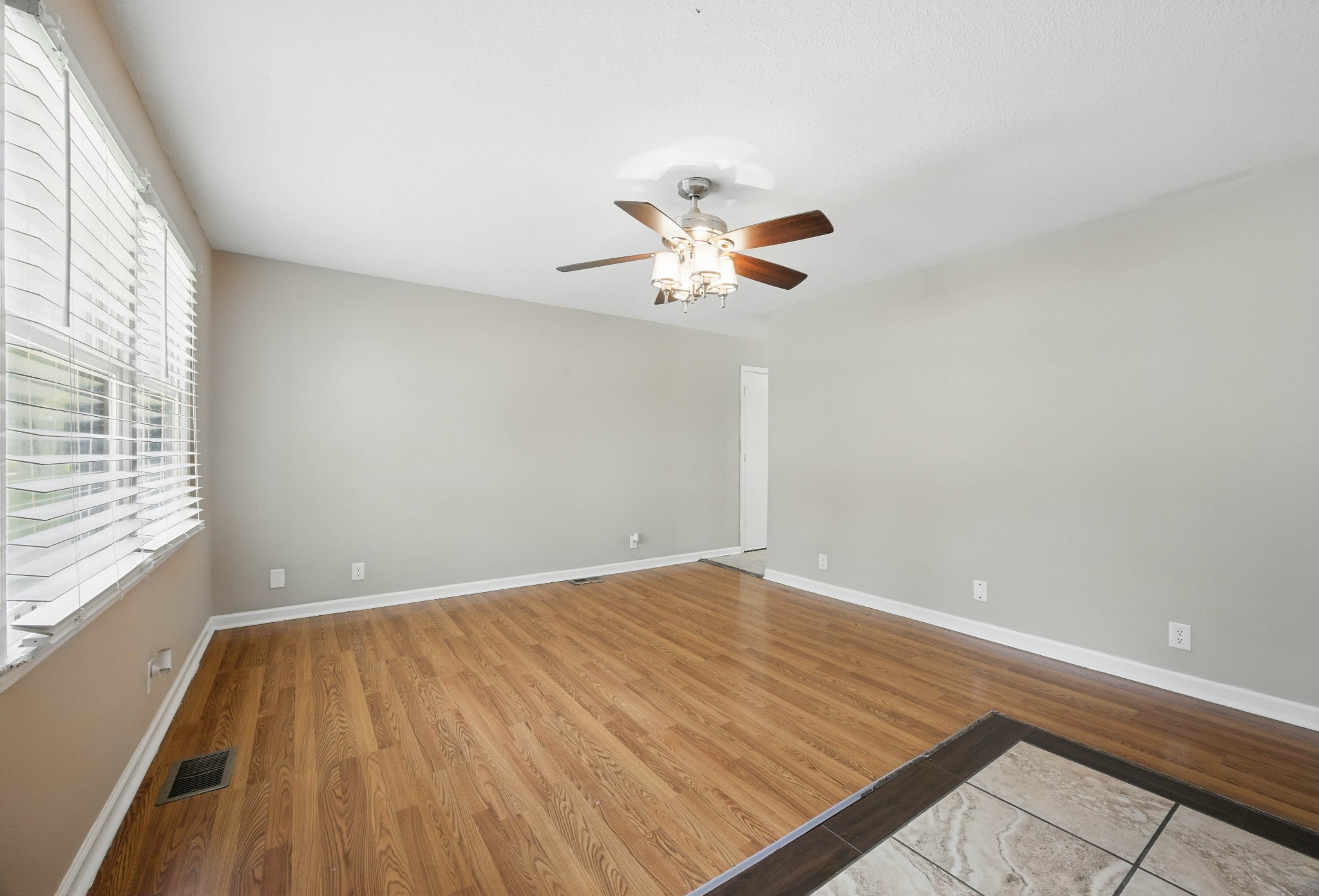 409 Spencer Ln Property Photo 9