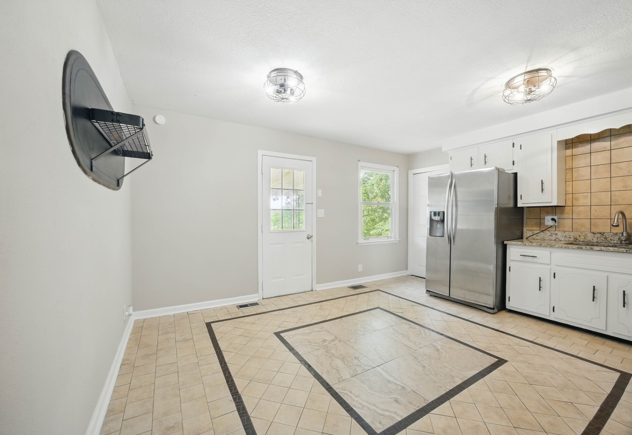 409 Spencer Ln Property Photo 11