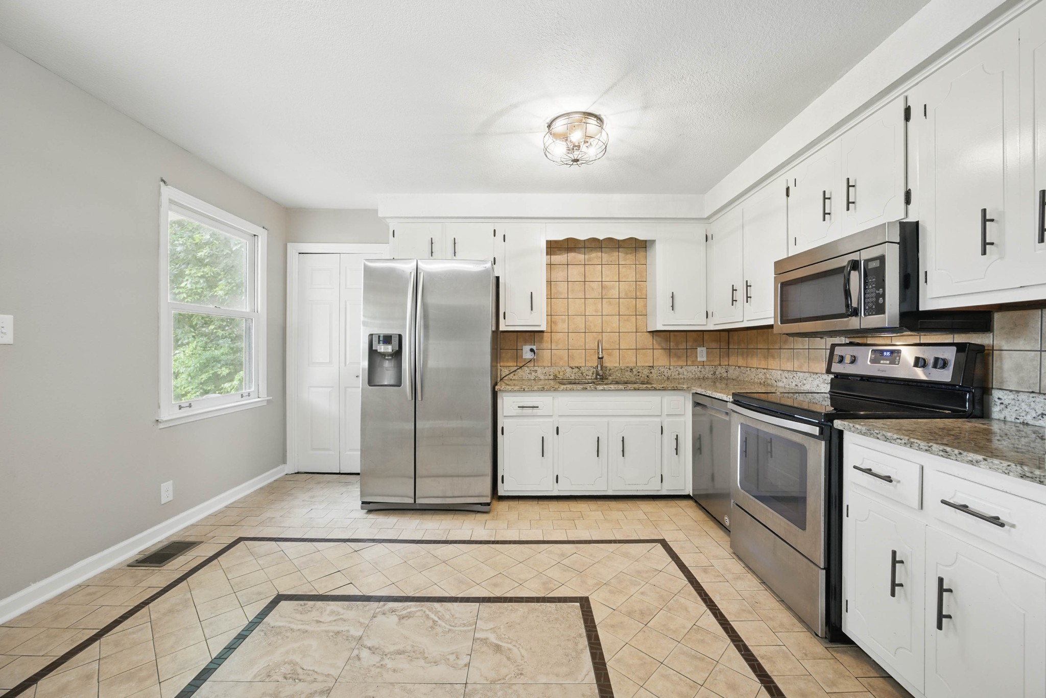 409 Spencer Ln Property Photo 12