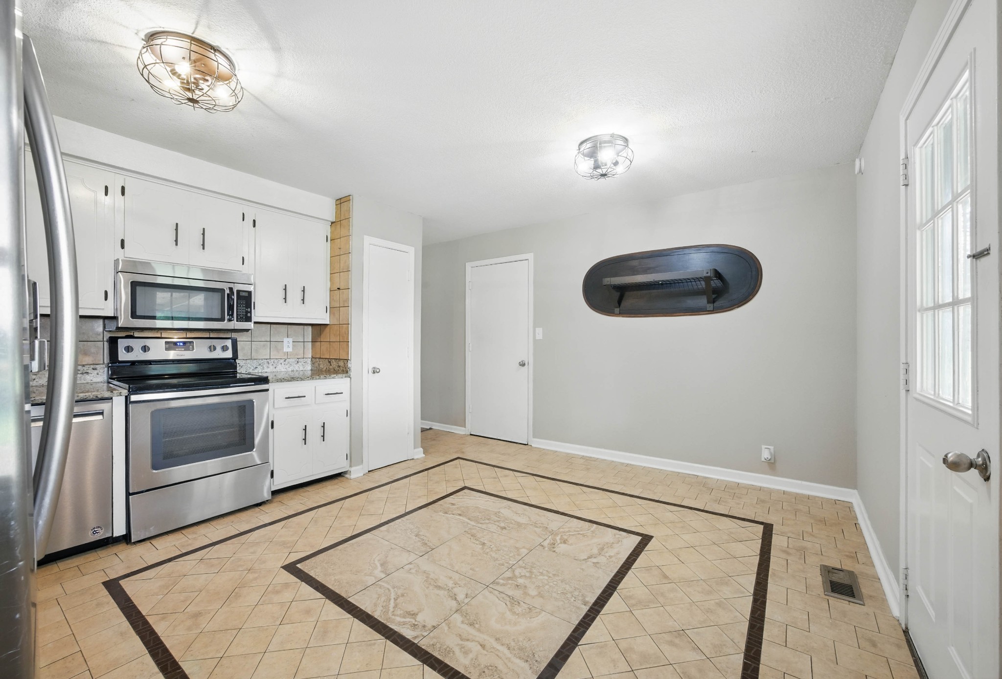 409 Spencer Ln Property Photo 16
