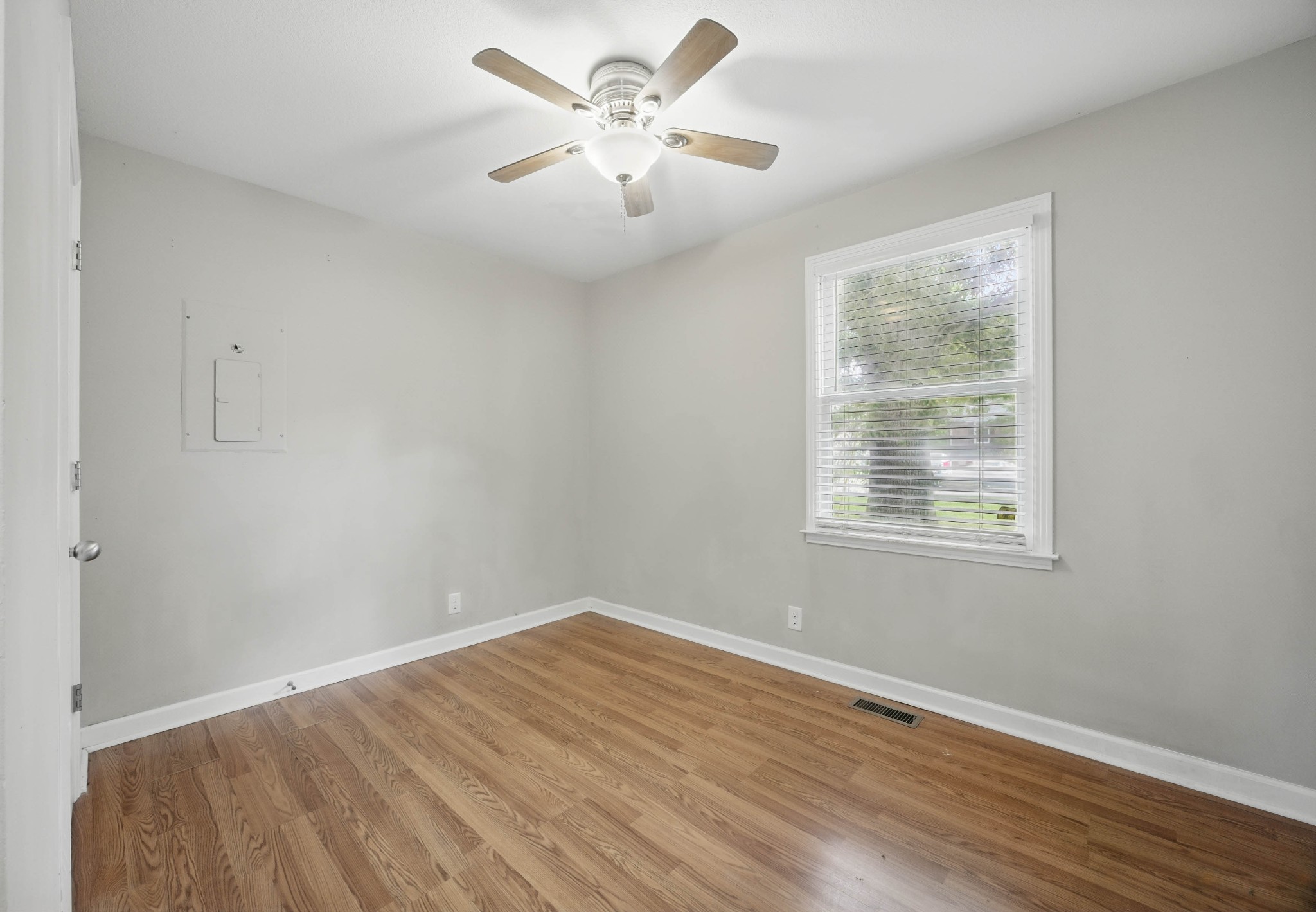 409 Spencer Ln Property Photo 20