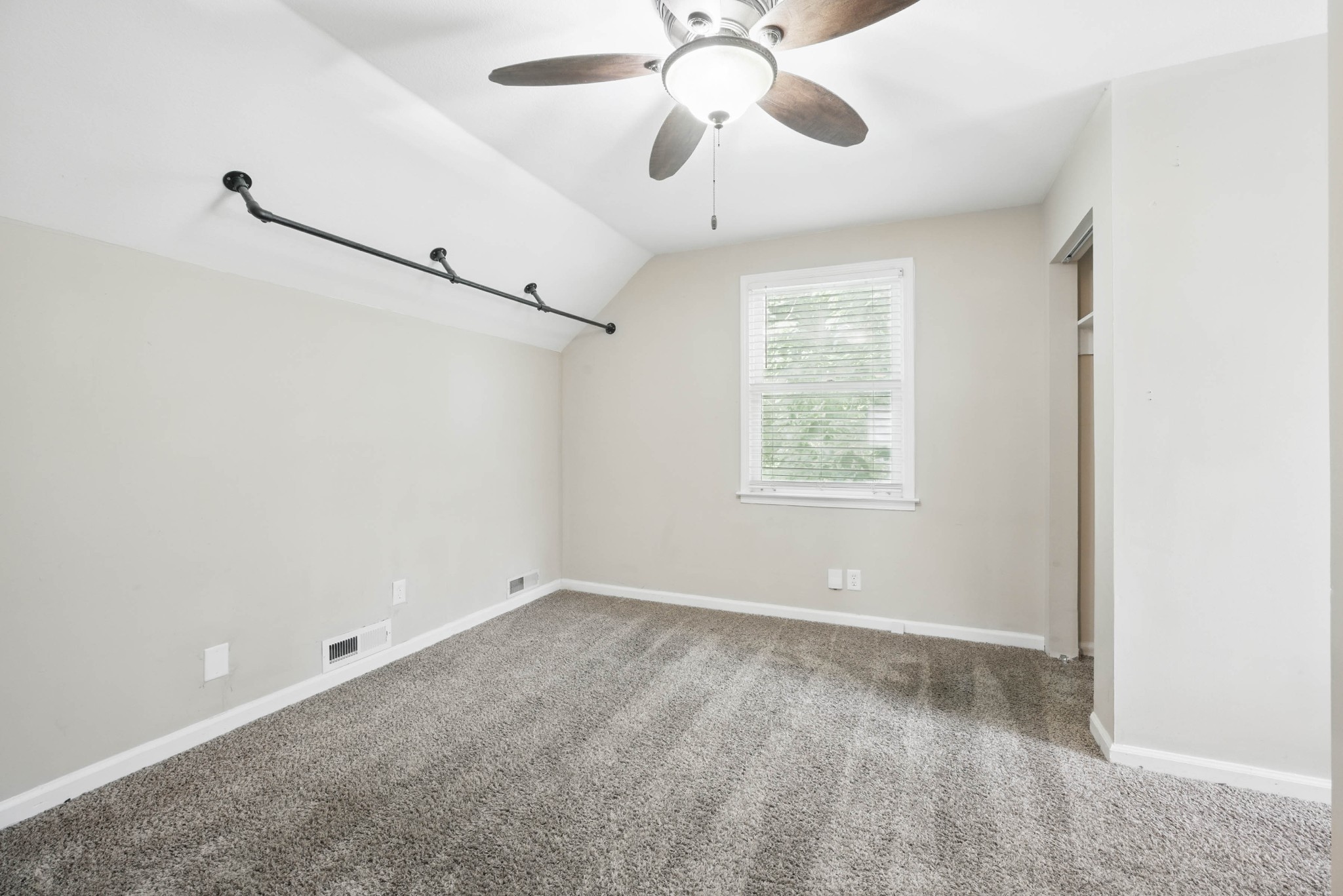 409 Spencer Ln Property Photo 22
