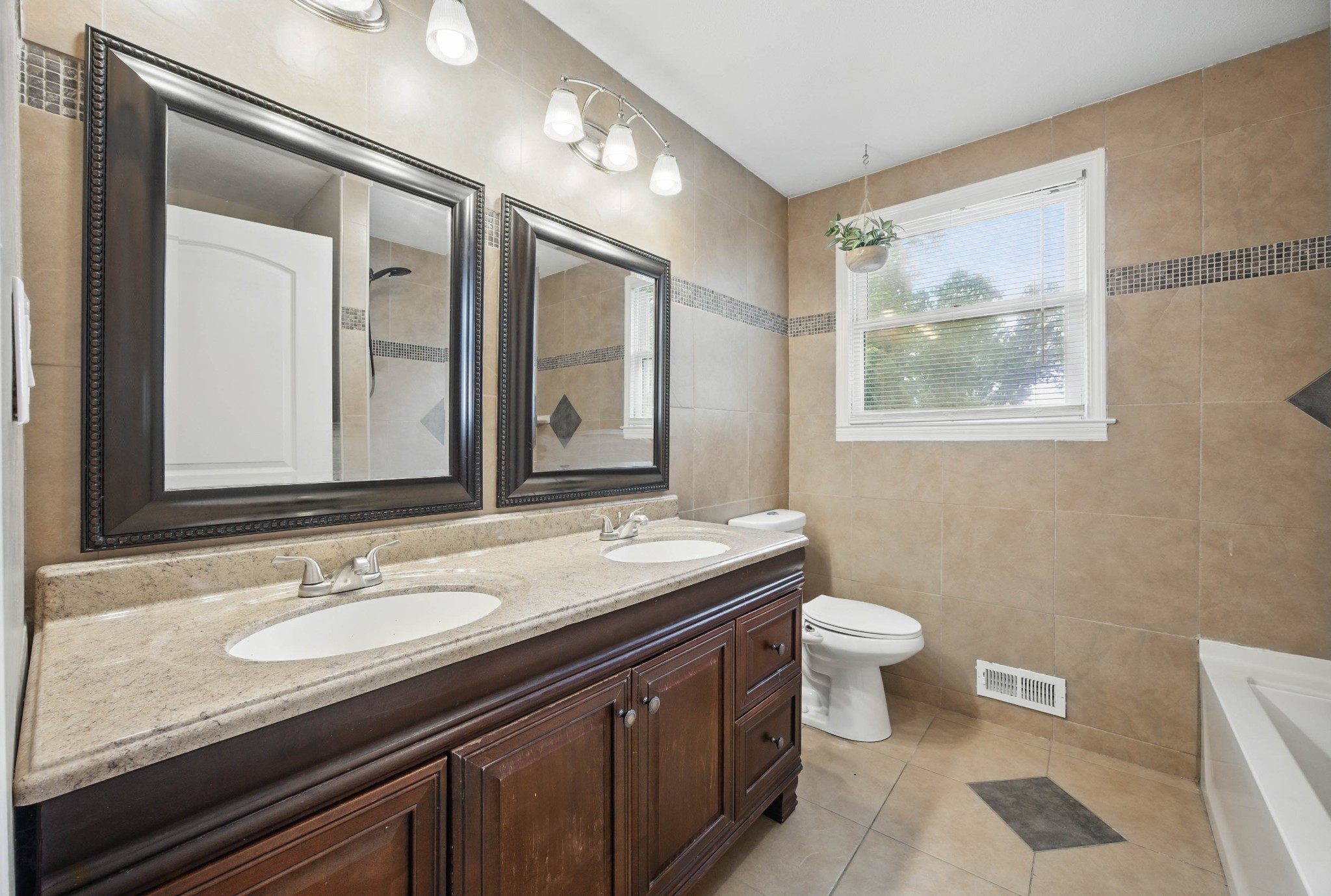 409 Spencer Ln Property Photo 24