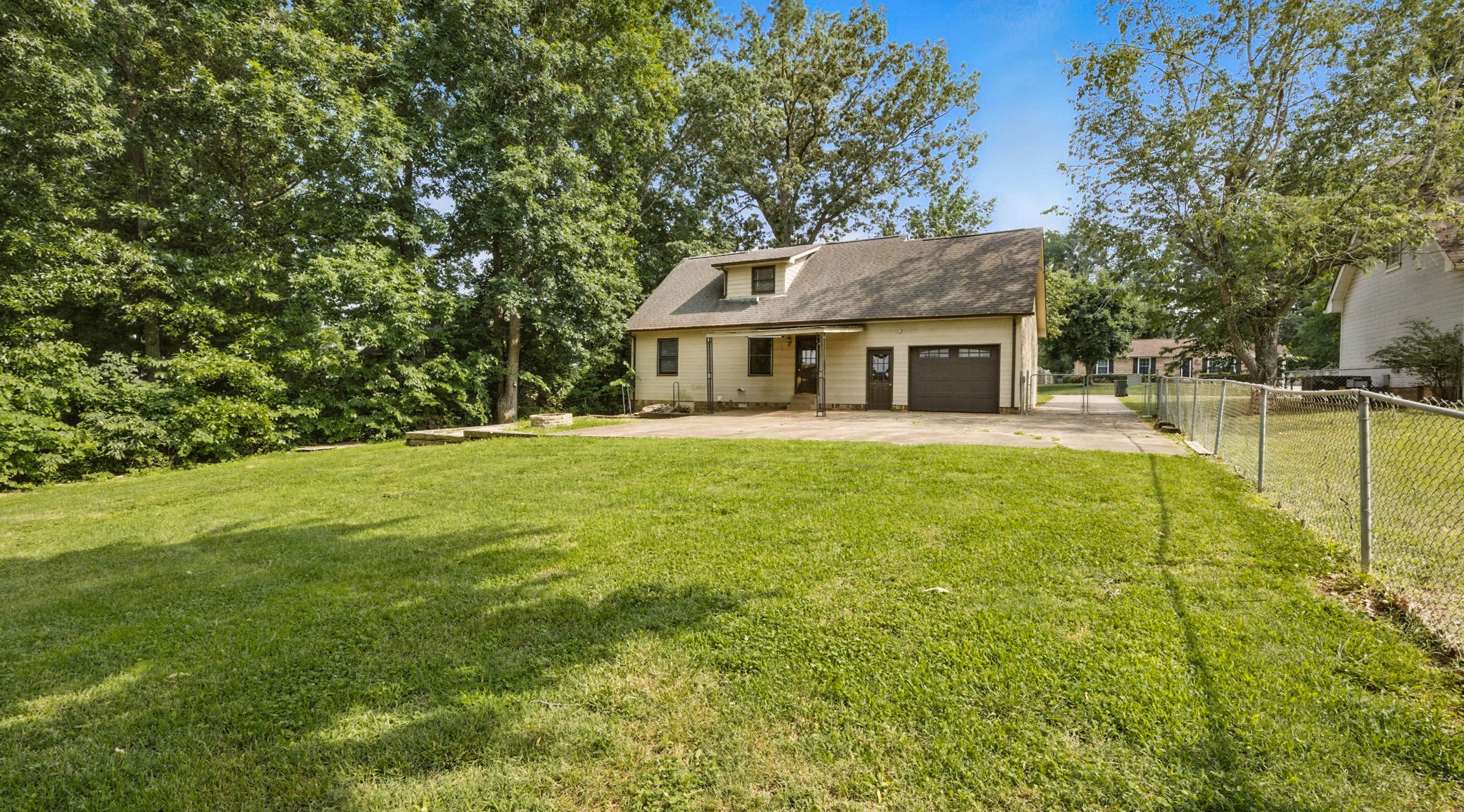 409 Spencer Ln Property Photo 32