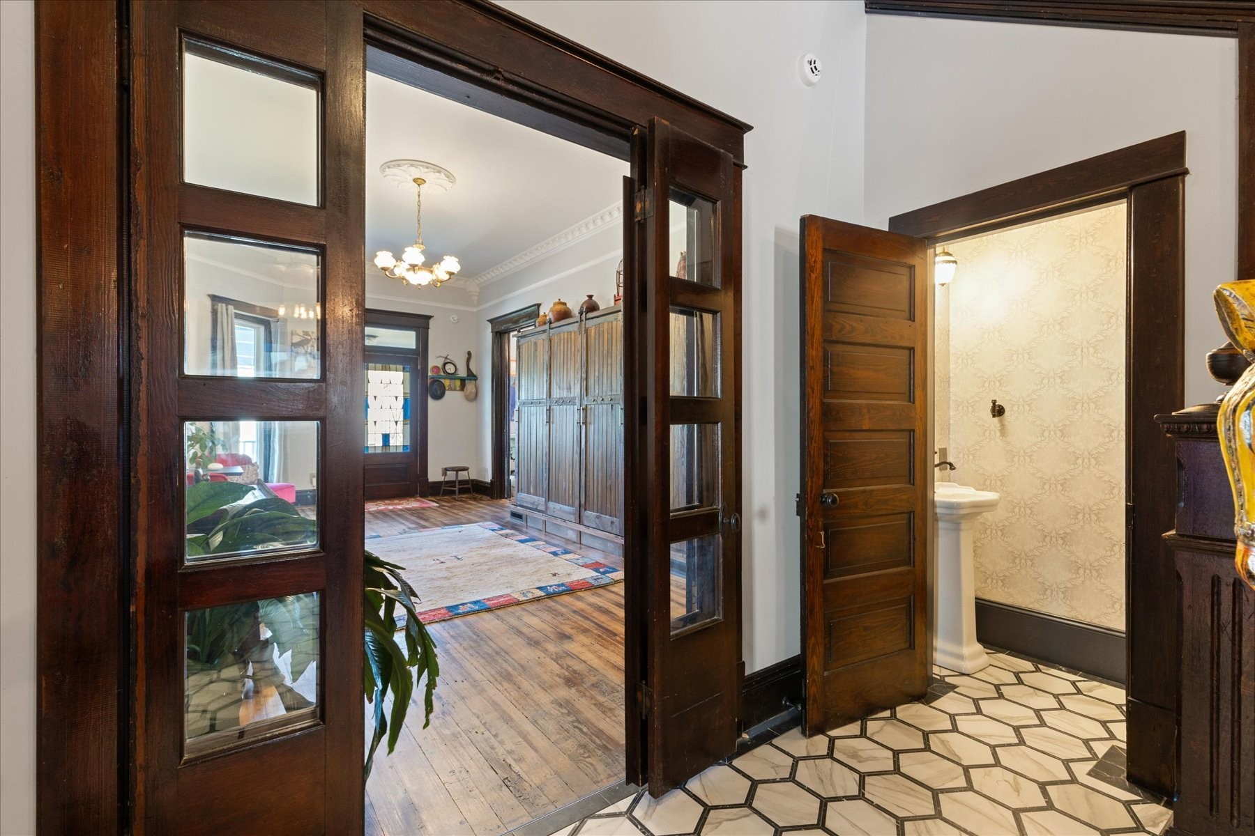 207 Main St, E Property Photo 11