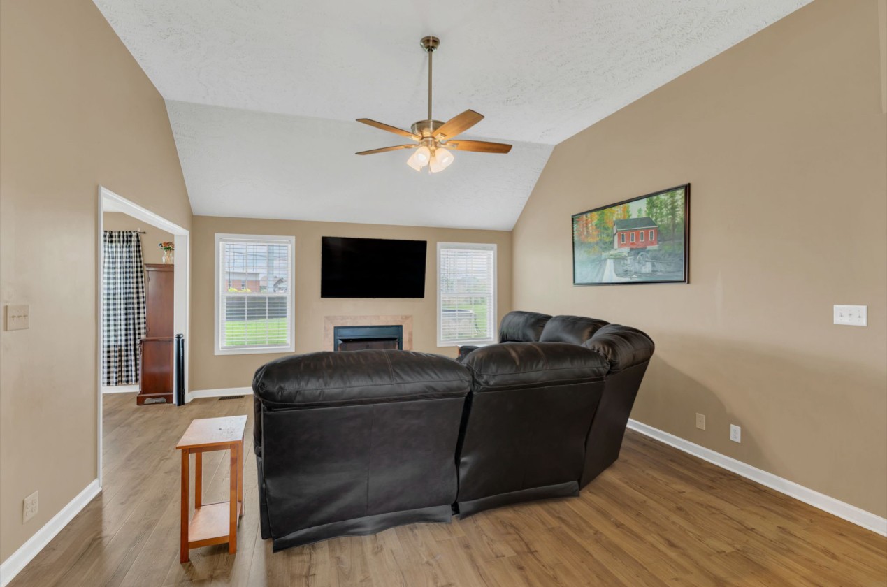 1053 Chardea Dr Property Photo 5