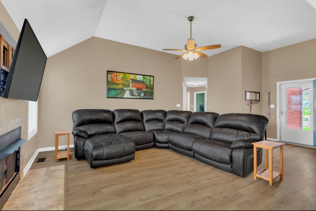 1053 Chardea Dr Property Photo 6