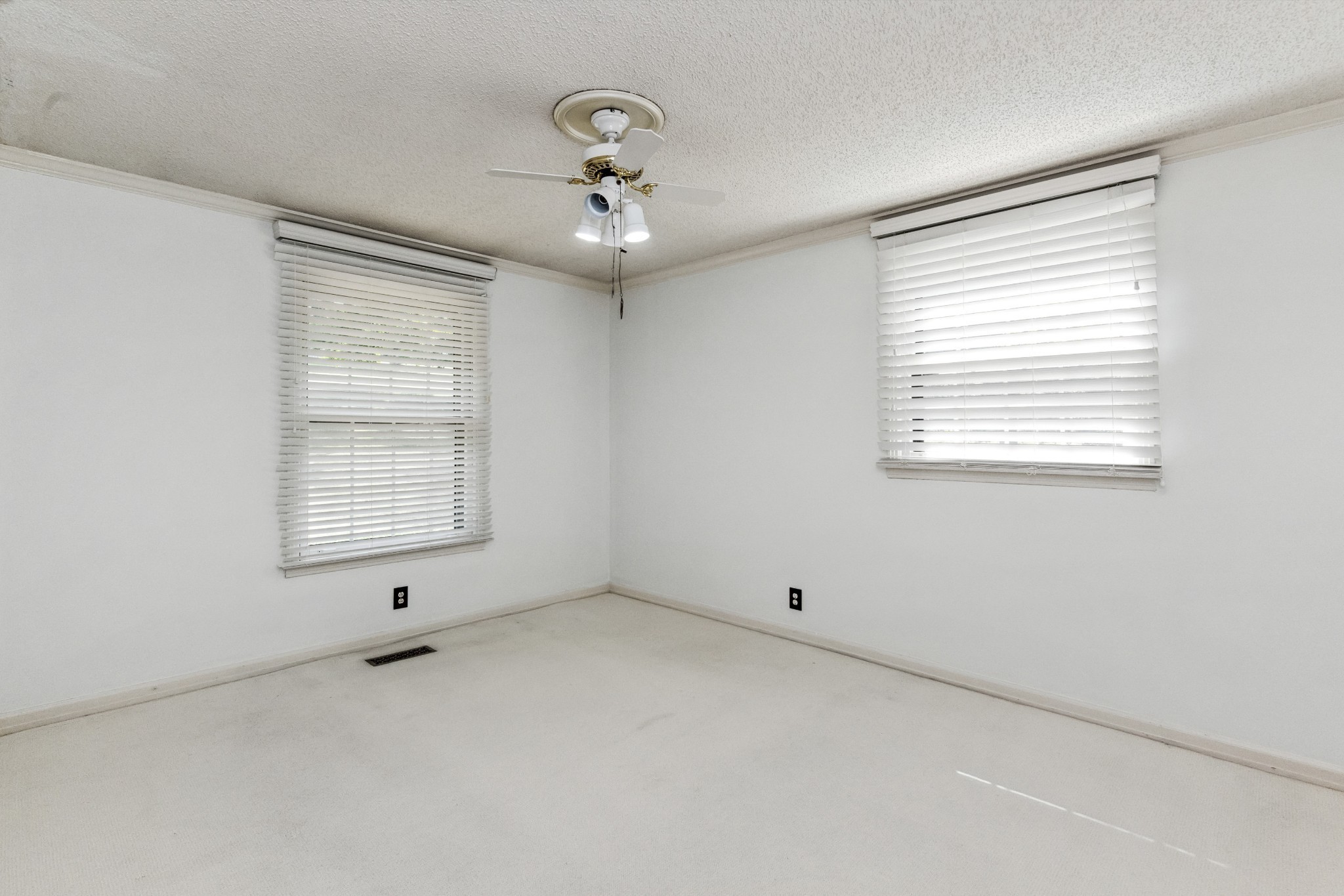 1008 Highland Rd Property Photo 14