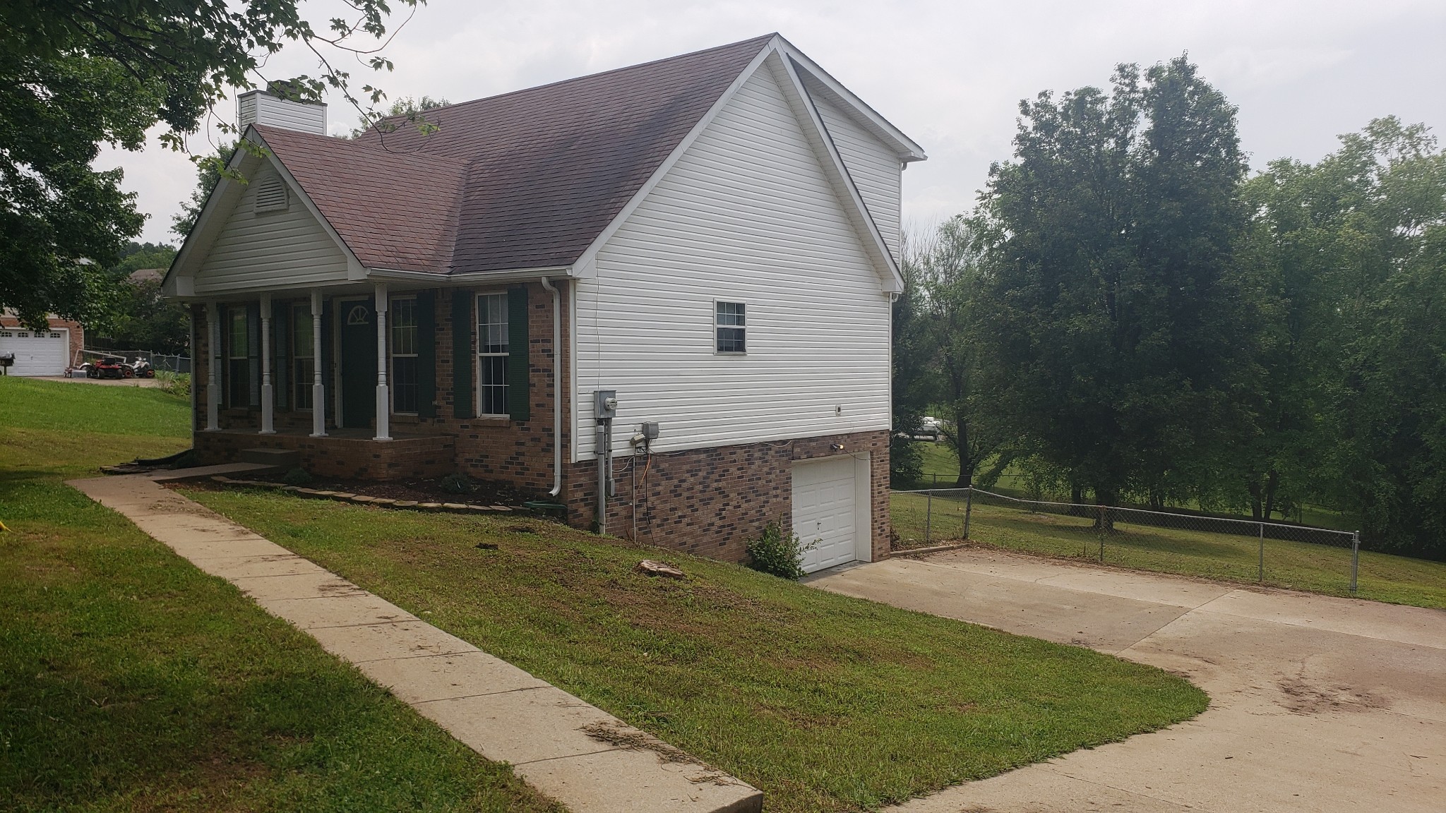 570 Barney Ln Property Photo 2