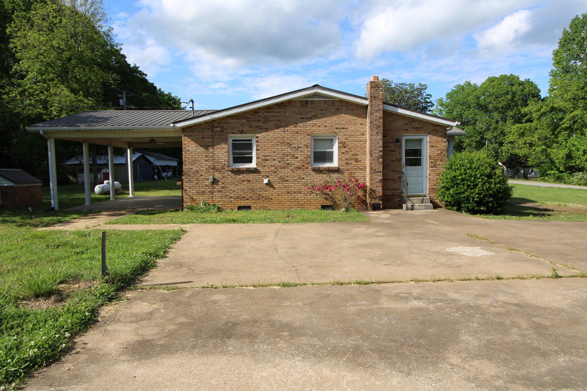 680 Oak Grove Rd Property Photo 3