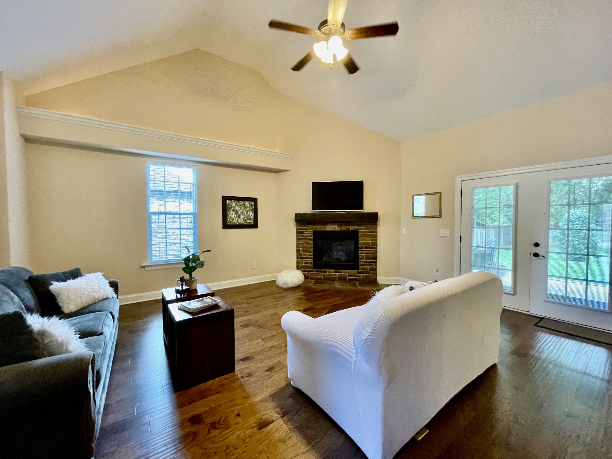 3243 Mecklenburg Dr Property Photo 4